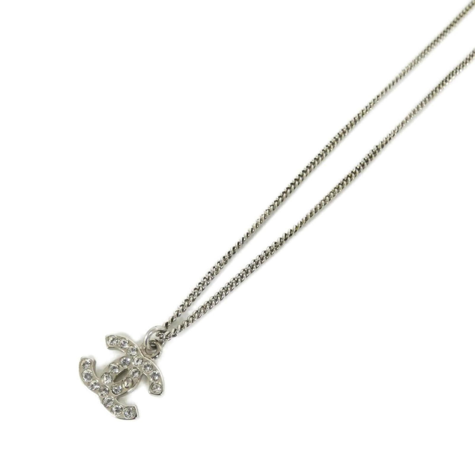 Chanel 28942 Necklace: Chanel 28942 Necklace The Chanel 28942 Necklace boasts a sleek, silver design featuring a clear crystal stone. With a pendant size of 10mm x 15mm and a neck circumference of 42 cm, this necklace offer