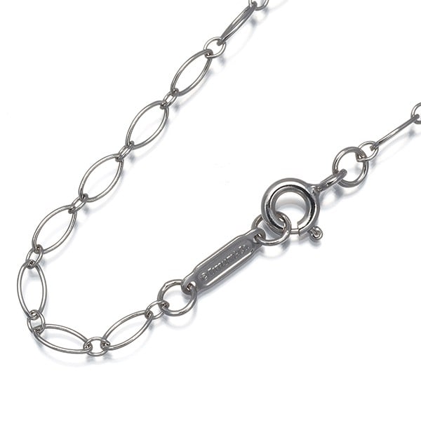 White Gold Oval Chain Necklace 750 18K 40cm By Tiffany & Co: White Gold Oval Chain Necklace 750 18K 40cm By Tiffany & Co White Gold Oval Chain Necklace by Tiffany & Co. features an 18k metal chain, measuring 40cm in length, crafted from high-quality white gold.