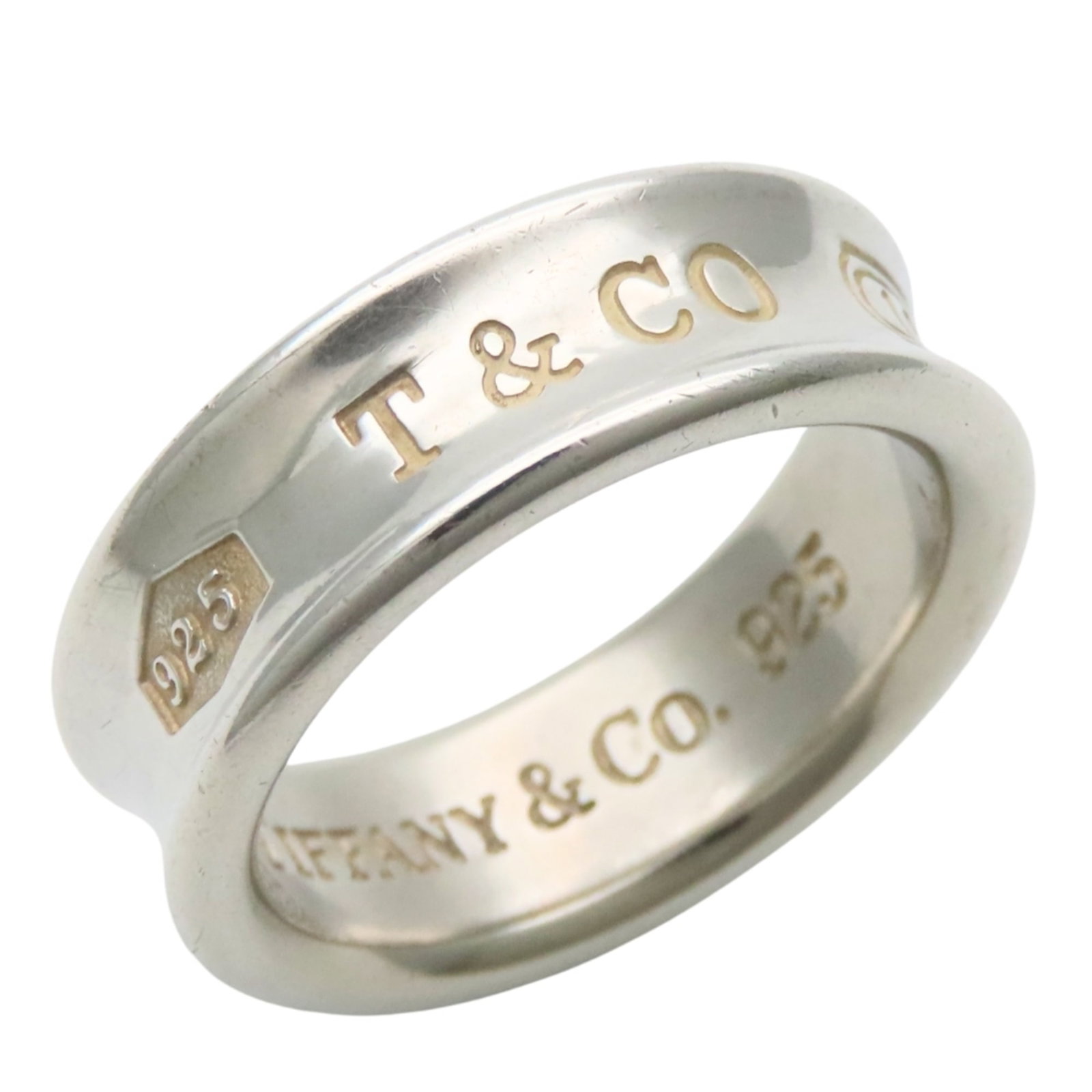 Tiffany Band Ring Silver 925: Tiffany Band Ring Silver 925 Silver band ring from Tiffany, made from high-quality silver 925. The item bears traces of usage and minor scratches/dirt, but remains in good condition overall. A used si