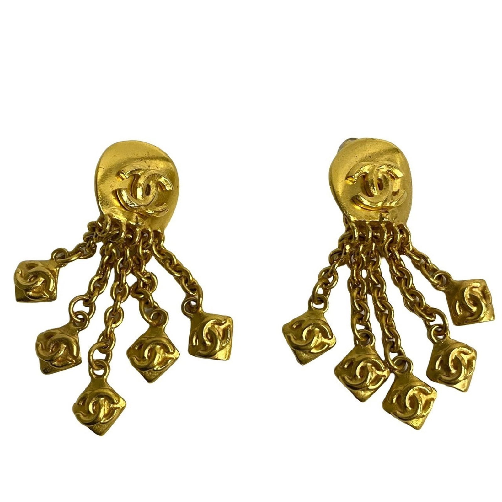 Clip earrings gold plating by Chanel: Clip earrings gold plating by Chanel Clip earrings in gold plating by Chanel, featuring a sleek and sophisticated design. Made from durable gold plating material, these clip earrings are in very good 