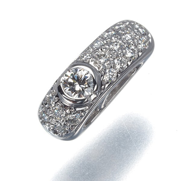 Mikimoto Pendant Diamond 0.24Ct Paved 18K 750 White Gold: Mikimoto Pendant Diamond 0.24Ct Paved 18K 750 White Gold Paved with a natural diamond, this Mikimoto pendant showcases the beauty of a 0.24 carat stone set in 18k white gold. The delicate design and h