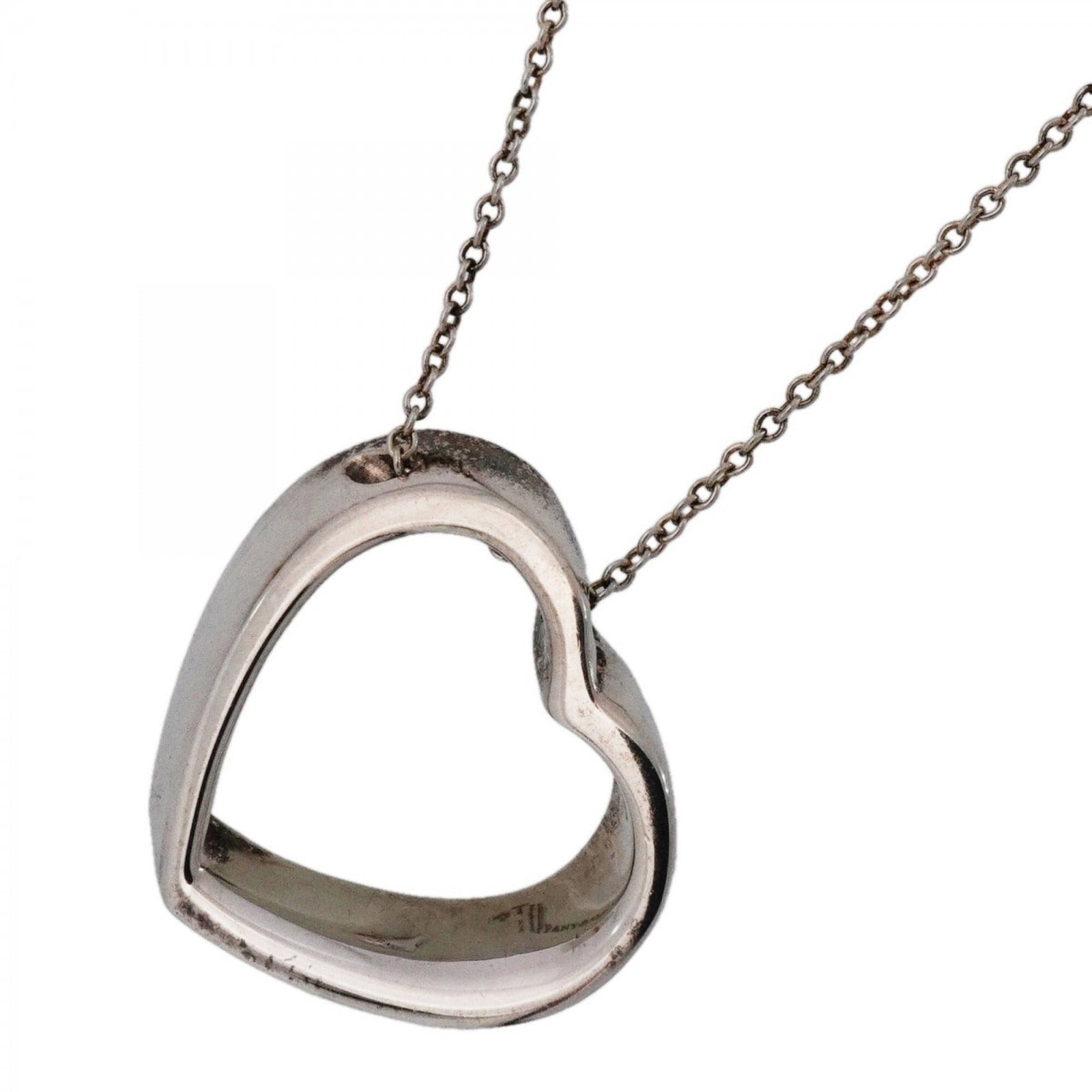 Sterling Silver Women's Necklace P2782185 By Tiffany & Co: Sterling Silver Women's Necklace P2782185 By Tiffany & Co Sterling silver necklace by Tiffany & Co, featuring a 17.8mm x 21mm pendant with a 40.5 cm / 15.94'' adjustable neck circumference. The neckla