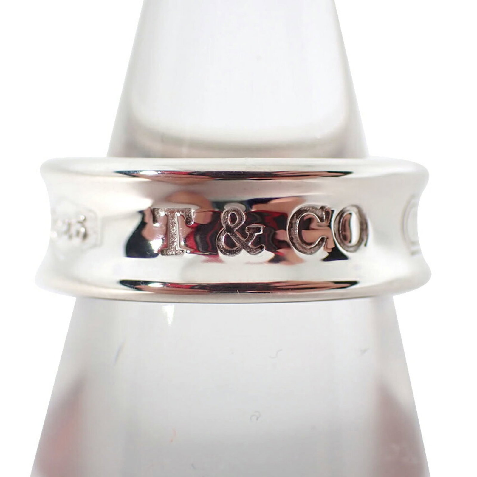 Sterling Silver Ring Tiffany Band: Sterling Silver Ring Tiffany Band Sterling silver Tiffany band ring in excellent condition, with hardly any signs of wear. This beautiful piece features the iconic Tiffany brand and is made from