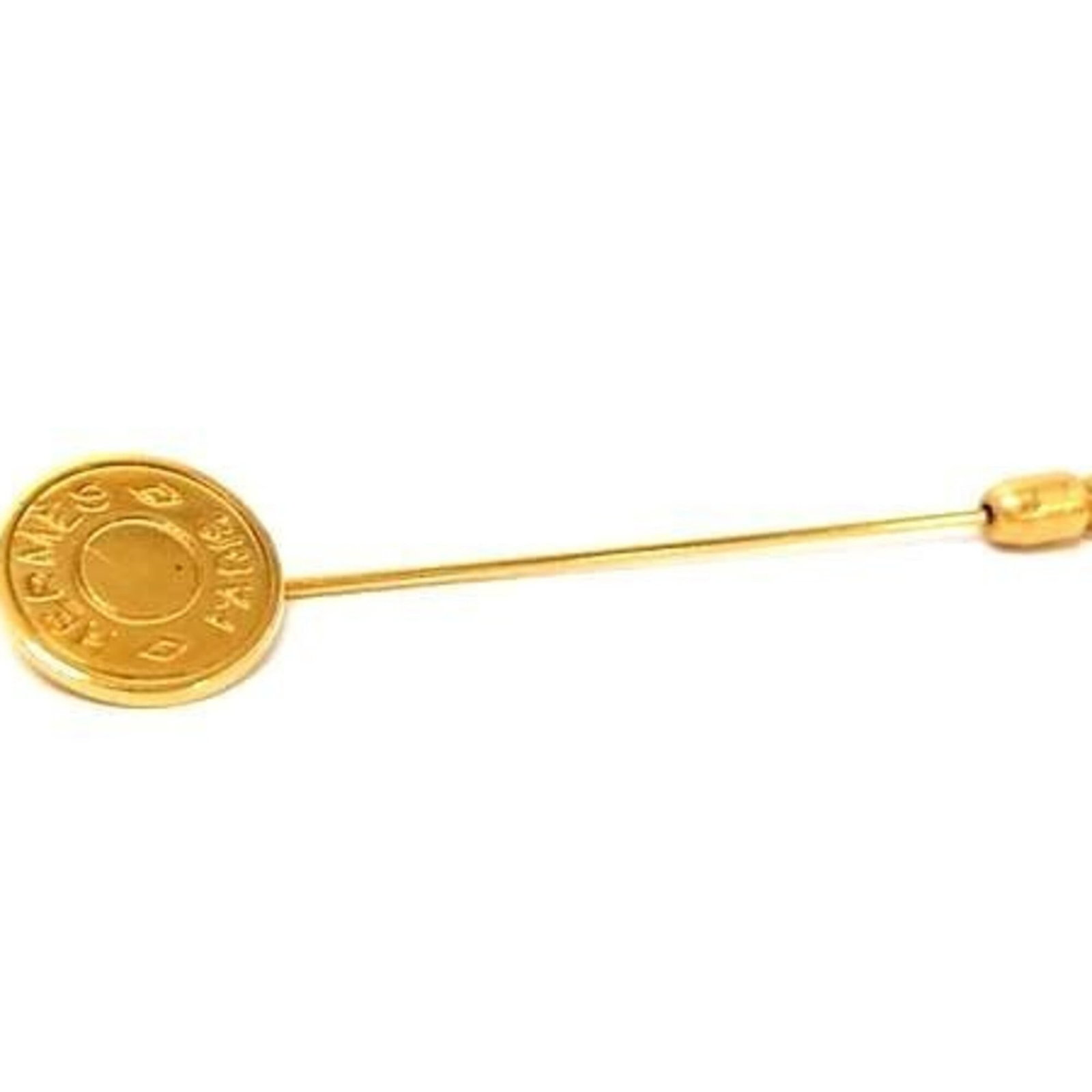 Hermes metal brooch: Hermes metal brooch Gold metal brooch from Hermes, featuring a few traces of usage and minor scratches/dirt. The item bears a signature but details on the authenticity of the signature are unknown. In