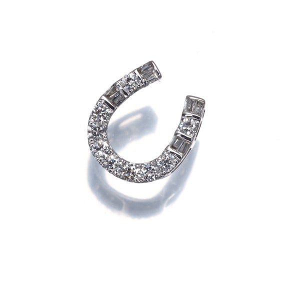 Diamond 0.25Ct Tapered-Cut Horseshoe Pendant 18K 750 White Gold: Diamond 0.25Ct Tapered-Cut Horseshoe Pendant 18K 750 White Gold Tapered-cut diamond pendant in 18k white gold, featuring a natural 0.25ct horseshoe-shaped main stone. The elegant design showcases the 