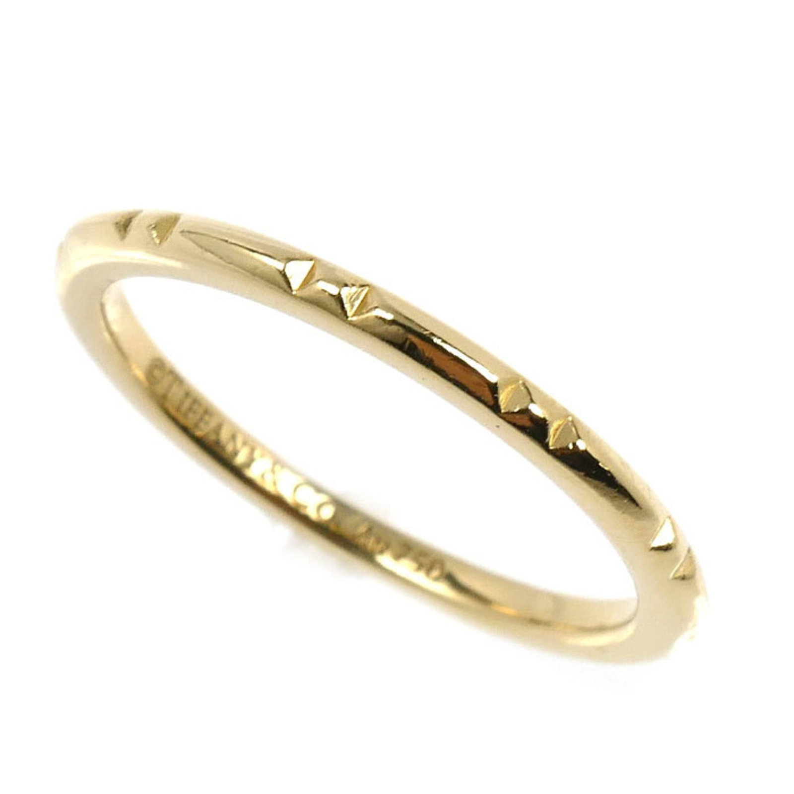 Tiffany Ring Gold Yellow 18K: Tiffany Ring Gold Yellow 18K Yellow gold 18K Tiffany band ring with a classic design. The item bears traces of usage and minor scratches, but remains in good condition. This used ring features the ico