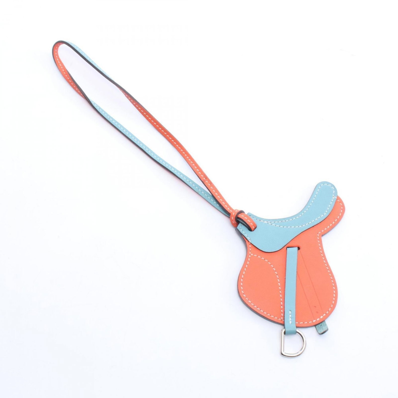 Swift leather handbag charm Hermes: Swift leather handbag charm Hermes Swift leather handbag charm from Hermes, featuring blue and orange hues in a vibrant design. The item boasts a used condition with some traces of usage, minor scratc