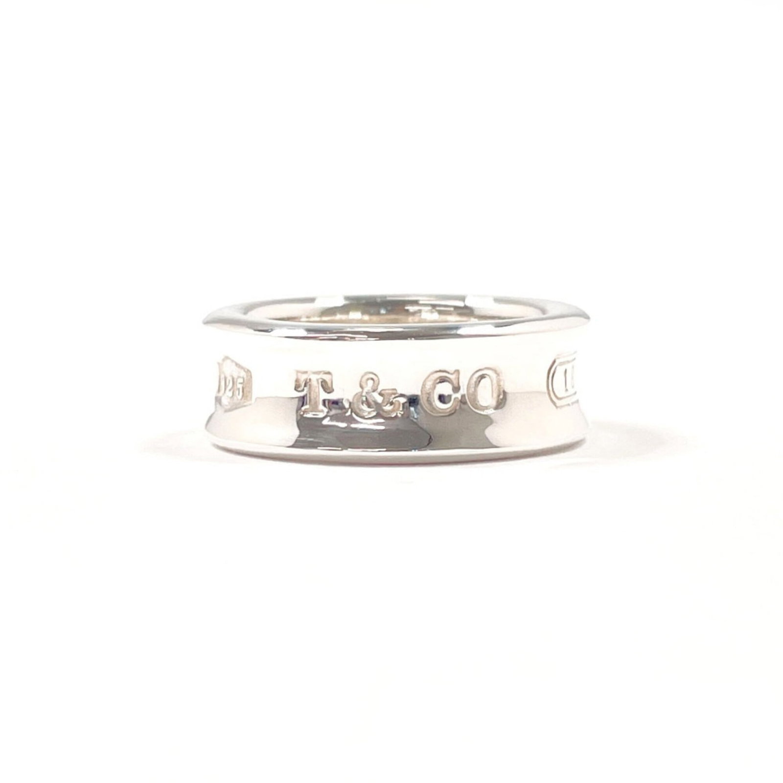 Tiffany Band Ring Silver 925: Tiffany Band Ring Silver 925 Silver 925 Tiffany band ring in excellent condition, with only minor signs of wear and slight scratches. The ring bears the hallmark of its high-quality craftsmanship, a t