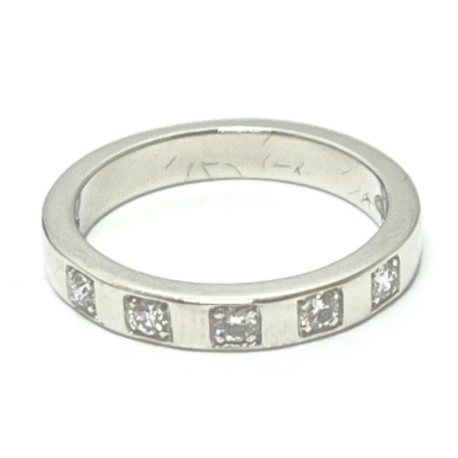 Ring in platinum 950 by Bvlgari: Ring in platinum 950 by Bvlgari Platinum 950 by Bvlgari, a sleek and sophisticated band ring in silver, boasts the luxury hallmark of Italian design. With its platinum 950 material and classic style, 