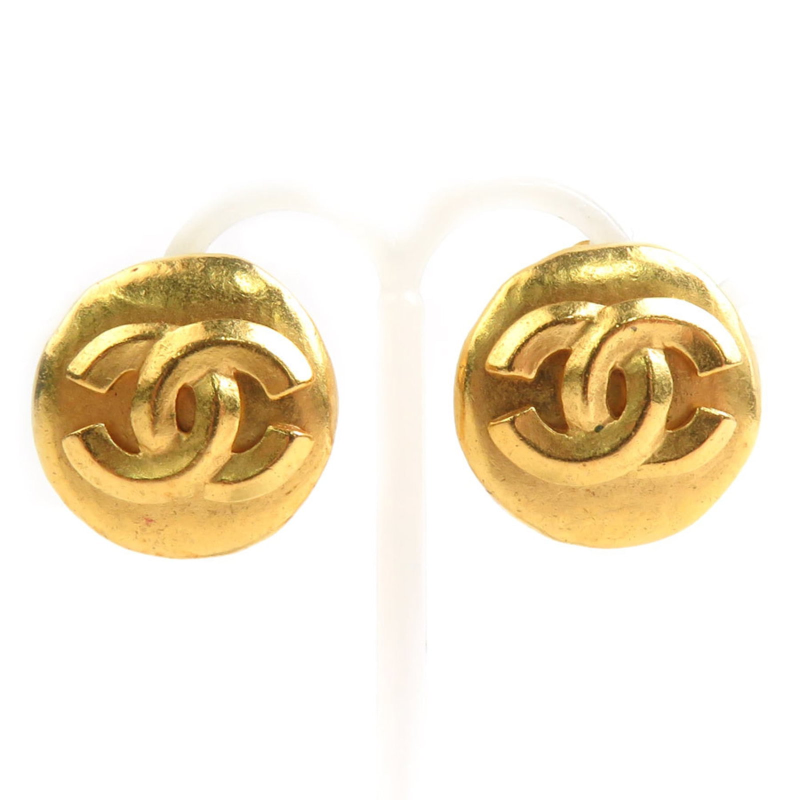 Clip earrings metal by Chanel: Clip earrings metal by Chanel Gold clip earrings by Chanel, bearing traces of usage and minor scratches. These metal earrings are in good condition despite showing signs of wear. The classic design