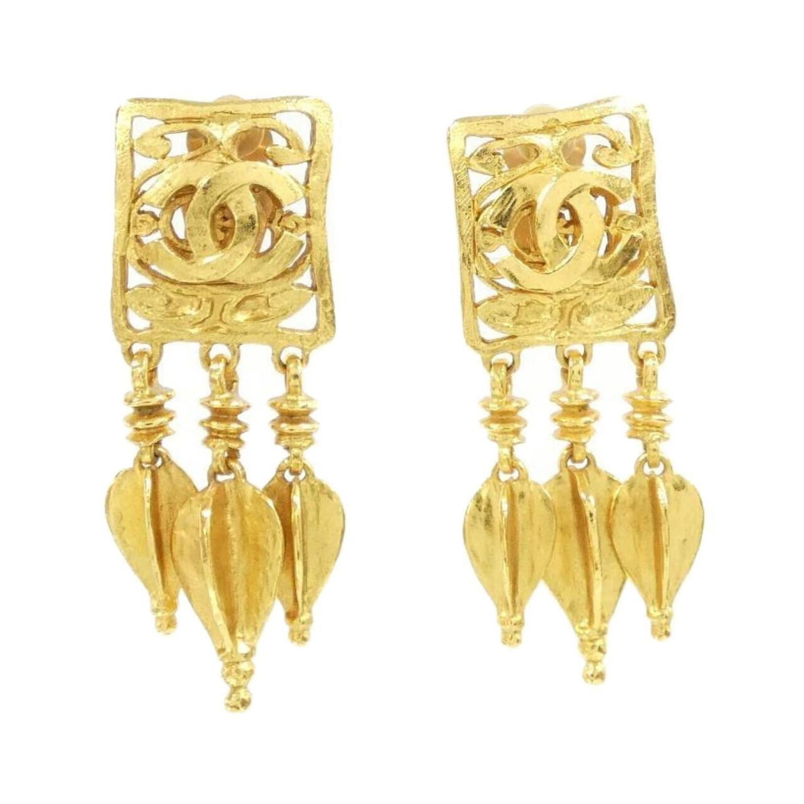 Chanel Clip Earrings: Chanel Clip Earrings Used Chanel Clip Earrings in Gold, bearing a few traces of usage and minor scratches. The earrings measure 60mm x 20mm and are in very good condition overall. A small amount of