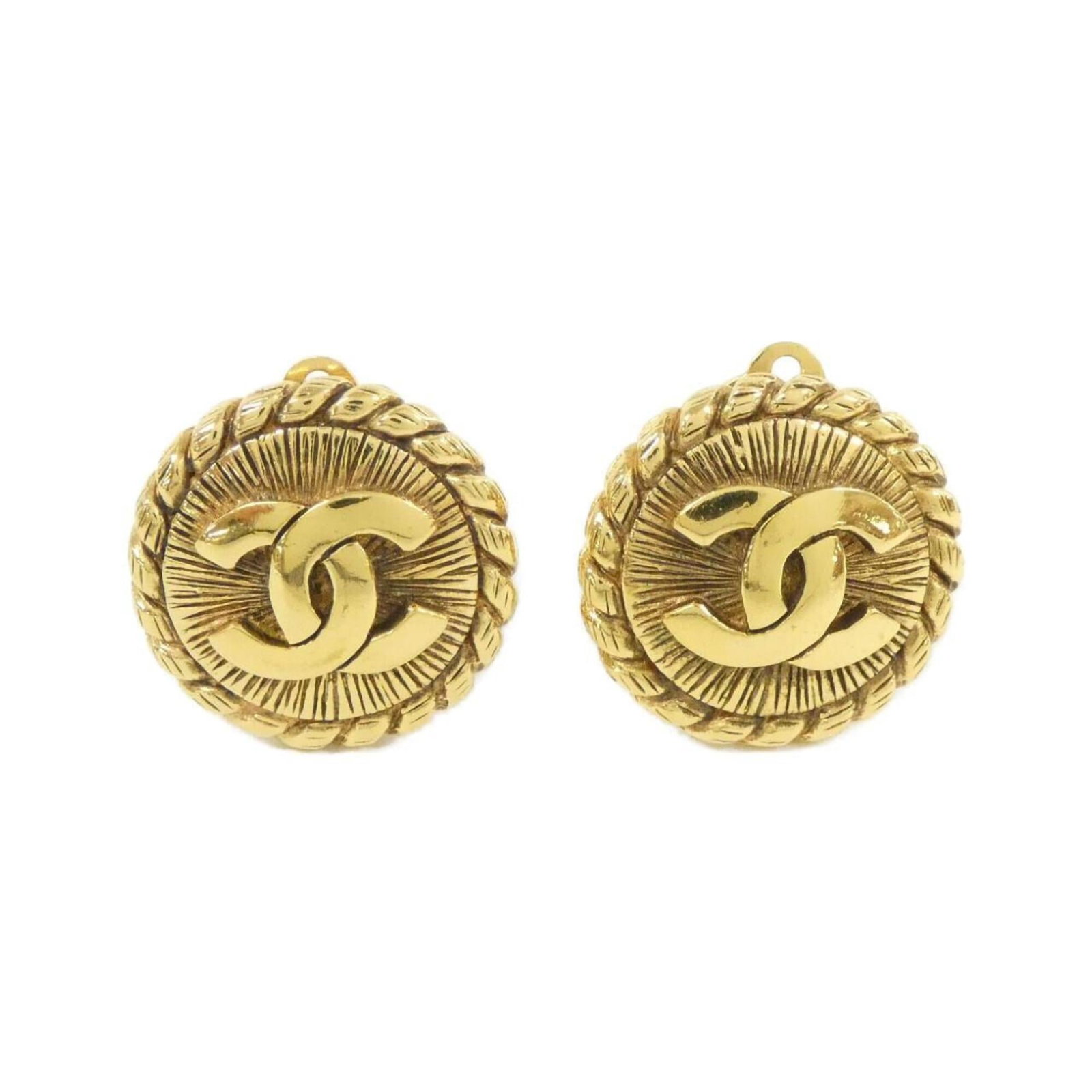 Chanel Clip Earrings: Chanel Clip Earrings 23.00mm x 23.00mm gold clip earrings from Chanel, featuring a few traces of usage and some minor scratches / dirt, still in very good condition. These classic earring designs show