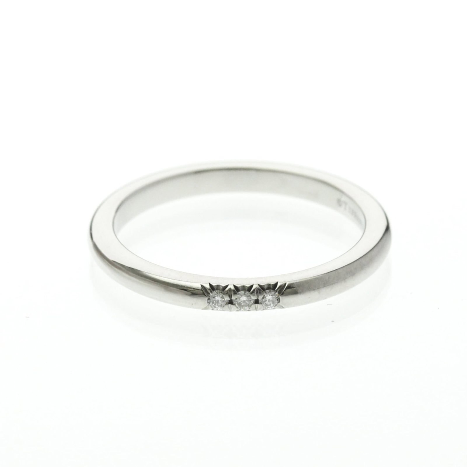 Tiffany band ring platinum: Tiffany band ring platinum Tiffany band ring in platinum, featuring a diamond stone and sleek silver design. This fashion-forward band boasts a slim profile with a width of 1.8mm and weighs 3.3g. With