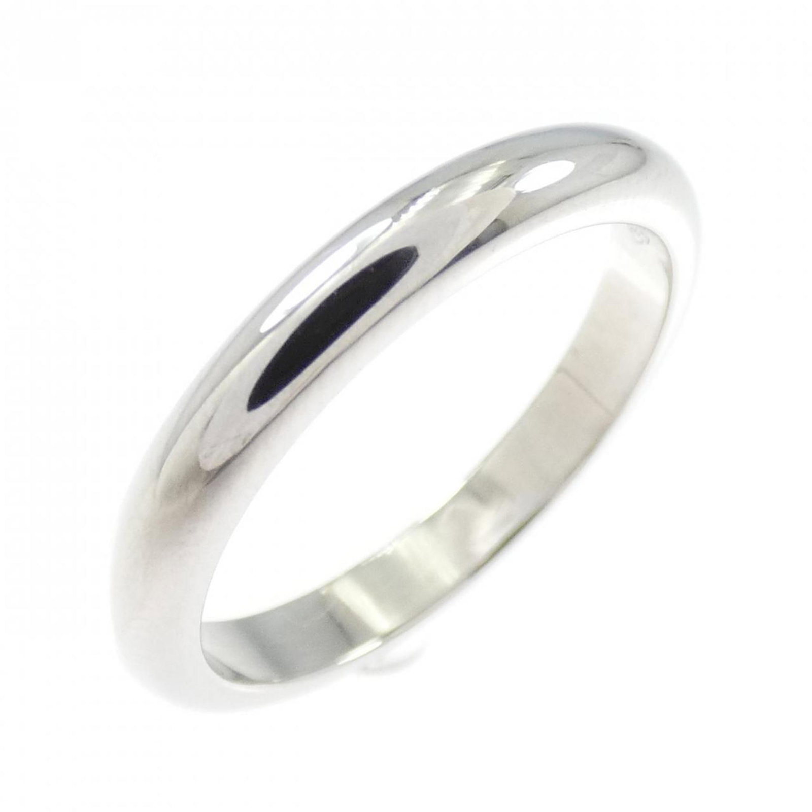 Ring in platinum 950 by Bvlgari: Ring in platinum 950 by Bvlgari Platinum 950 band ring from Bvlgari, featuring a silver tone and a classic design. This used item shows some signs of wear, including minor scratches and dirt, but rema
