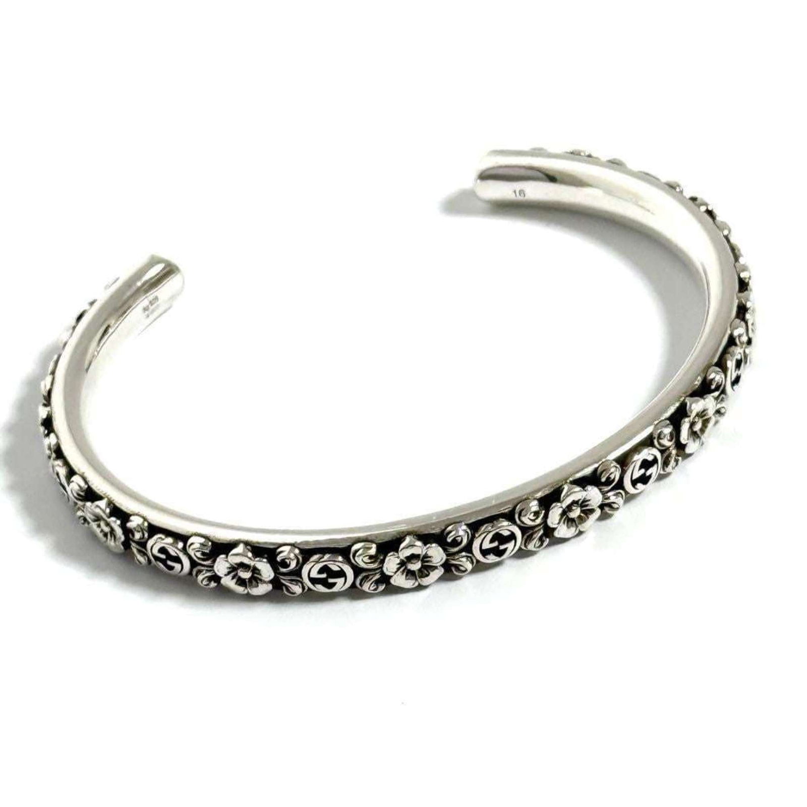 Gucci Charm Bracelet Silver 925: Gucci Charm Bracelet Silver 925 Silver 925 charm bracelet from Gucci, featuring a sleek and modern design. This used charm bracelet has some minor scratches and dirt, but remains in very good conditio