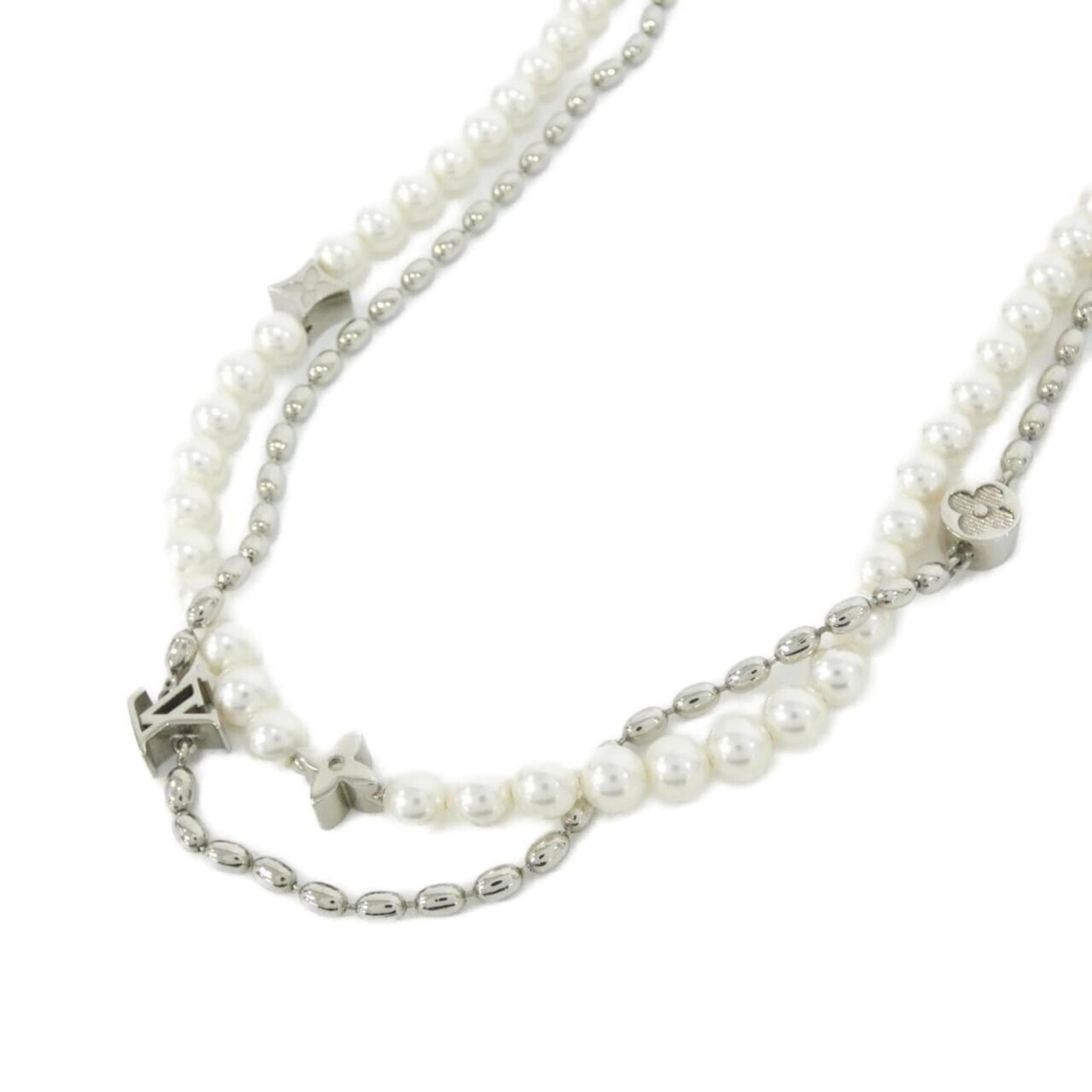 M01781 fusion pearl necklace Louis Vuitton: M01781 fusion pearl necklace Louis Vuitton Silver and white artificial pearl fusion necklace from Louis Vuitton, featuring an 8mm x 8mm pendant with a circumference that adjusts to fit 43.5 cm - 49 cm