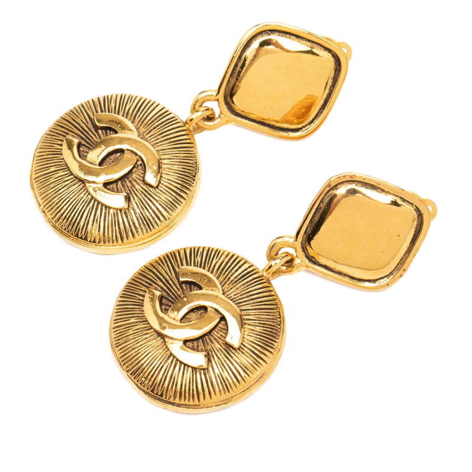 Clip earrings gold plating by Chanel: Clip earrings gold plating by Chanel Clip earrings in gold plating from the renowned fashion house Chanel. These elegant accessories feature a classic design with subtle details, adding a touch of sop