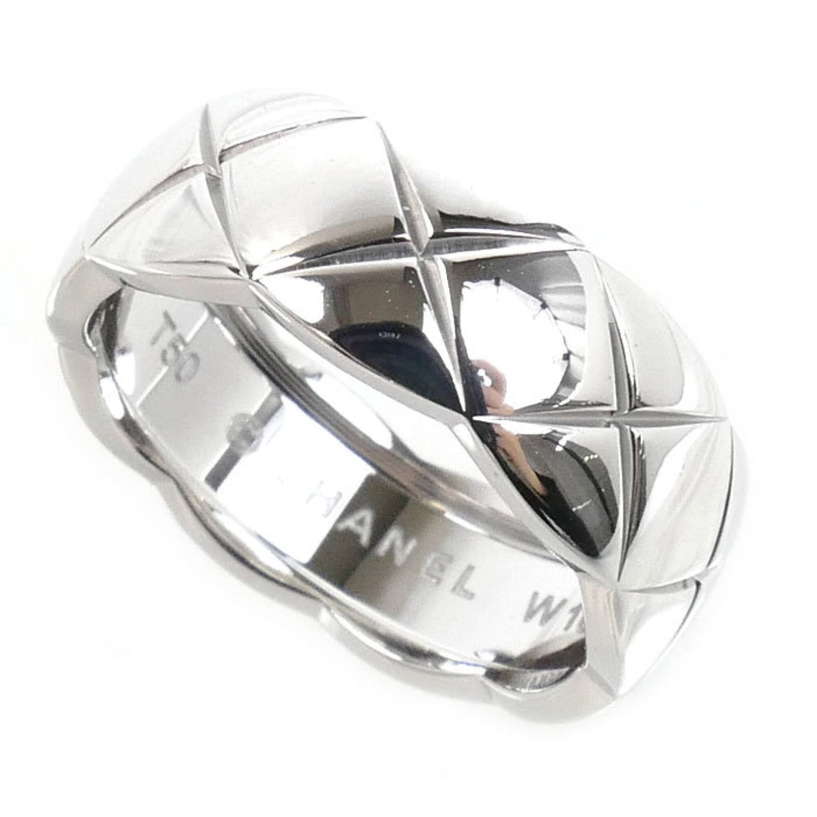 Chanel White Gold Ring Band 18K: Chanel White Gold Ring Band 18K 18K White Gold Band Ring from Chanel features a sleek, sophisticated design. The band showcases some minor signs of usage, including faint scratches and dirt, but remai