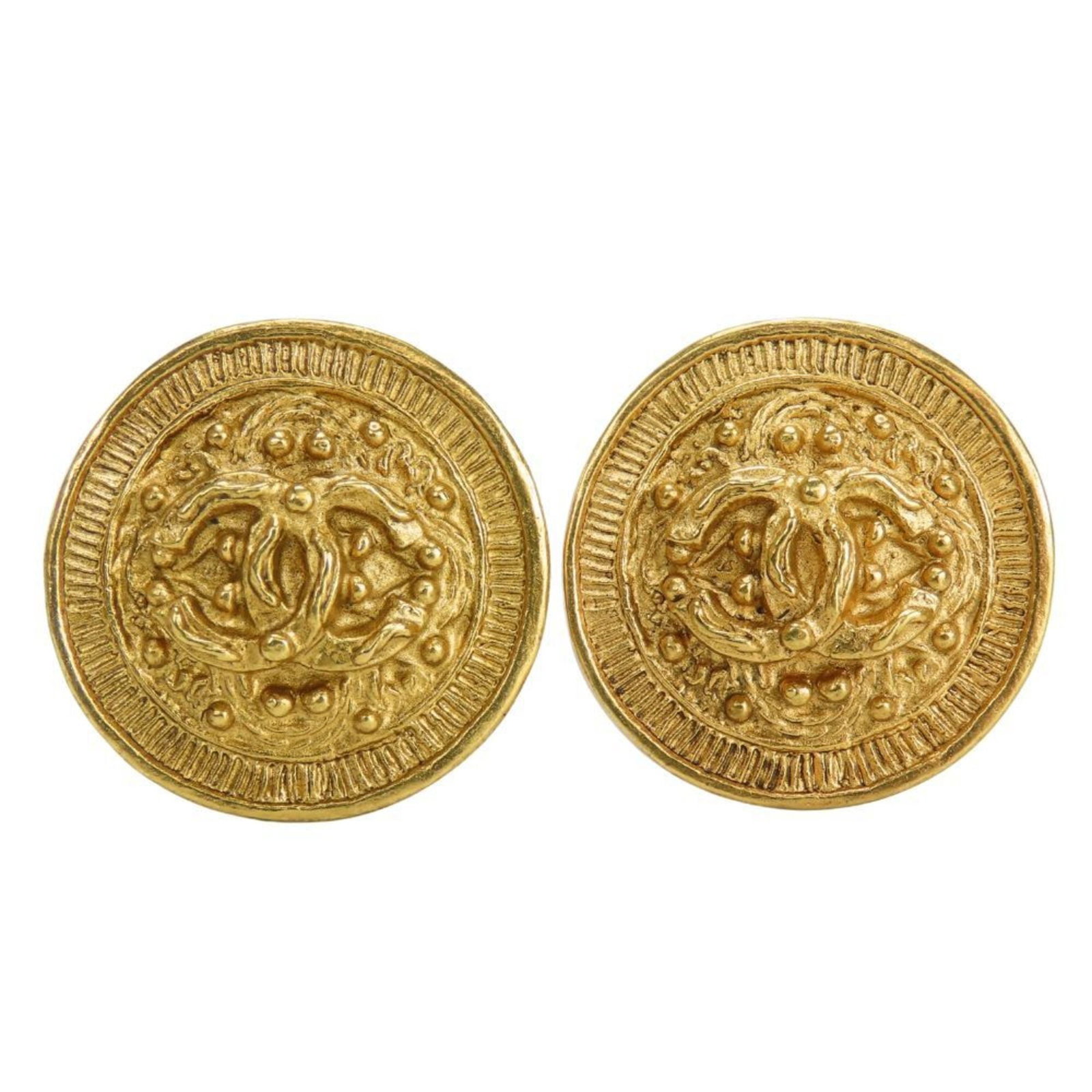 Clip earrings metal by Chanel: Clip earrings metal by Chanel Clip earrings in gold metal, designed by Chanel. Made from durable metal with a subtle gold finish, these clip earrings are a stylish accessory for everyday wear. In very