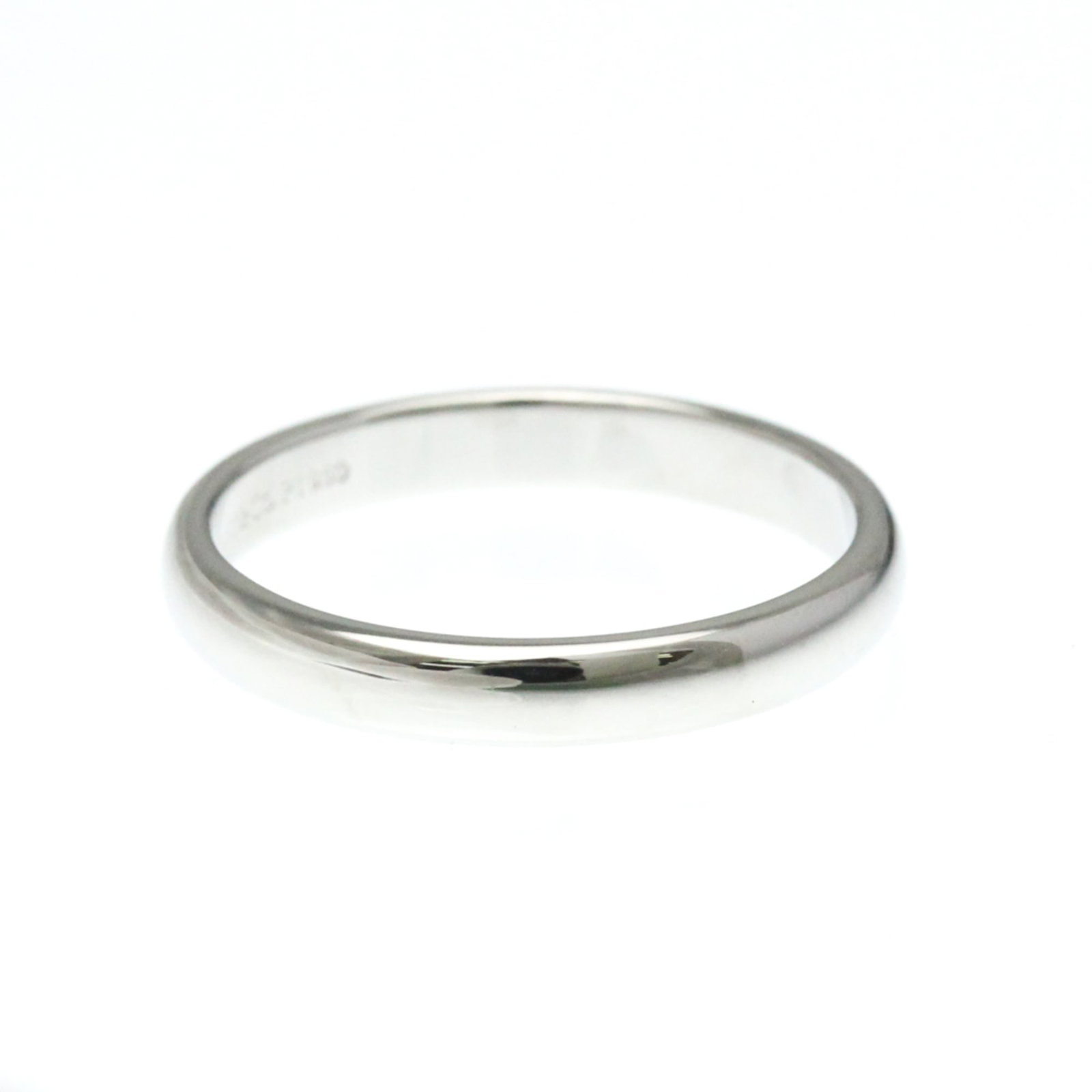 Tiffany band ring platinum: Tiffany band ring platinum Platinum band ring from Tiffany, featuring a sleek design with a silver finish and a subtle width of 3mm. This stylish piece is crafted from high-quality platinum metal,