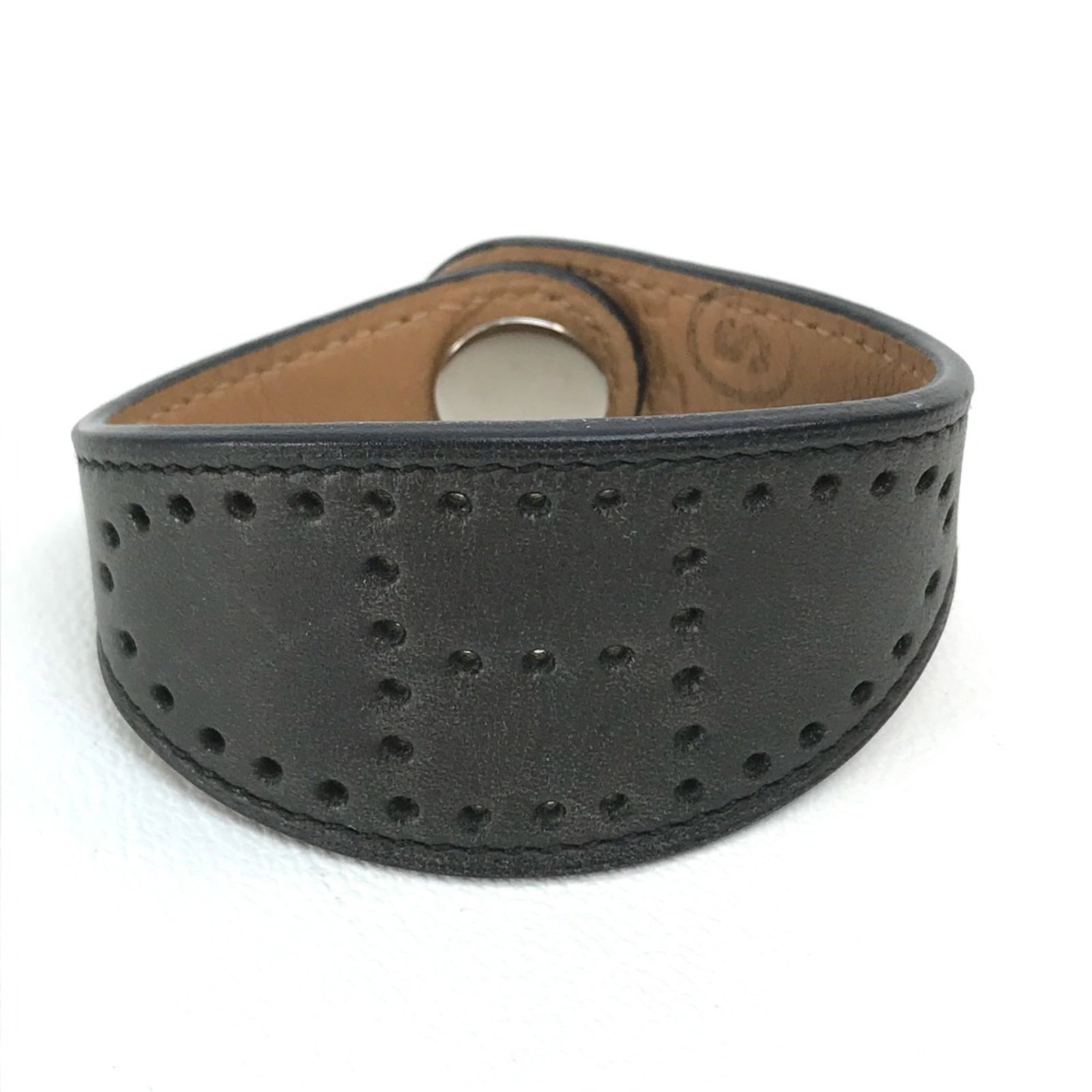 Hermes Charm Bracelet Leather: Hermes Charm Bracelet Leather Black and Brown Leather Charm Bracelet from Hermes. This casual, unisex charm bracelet features high-quality leather in two tones, measuring 15.5cm in length with a total