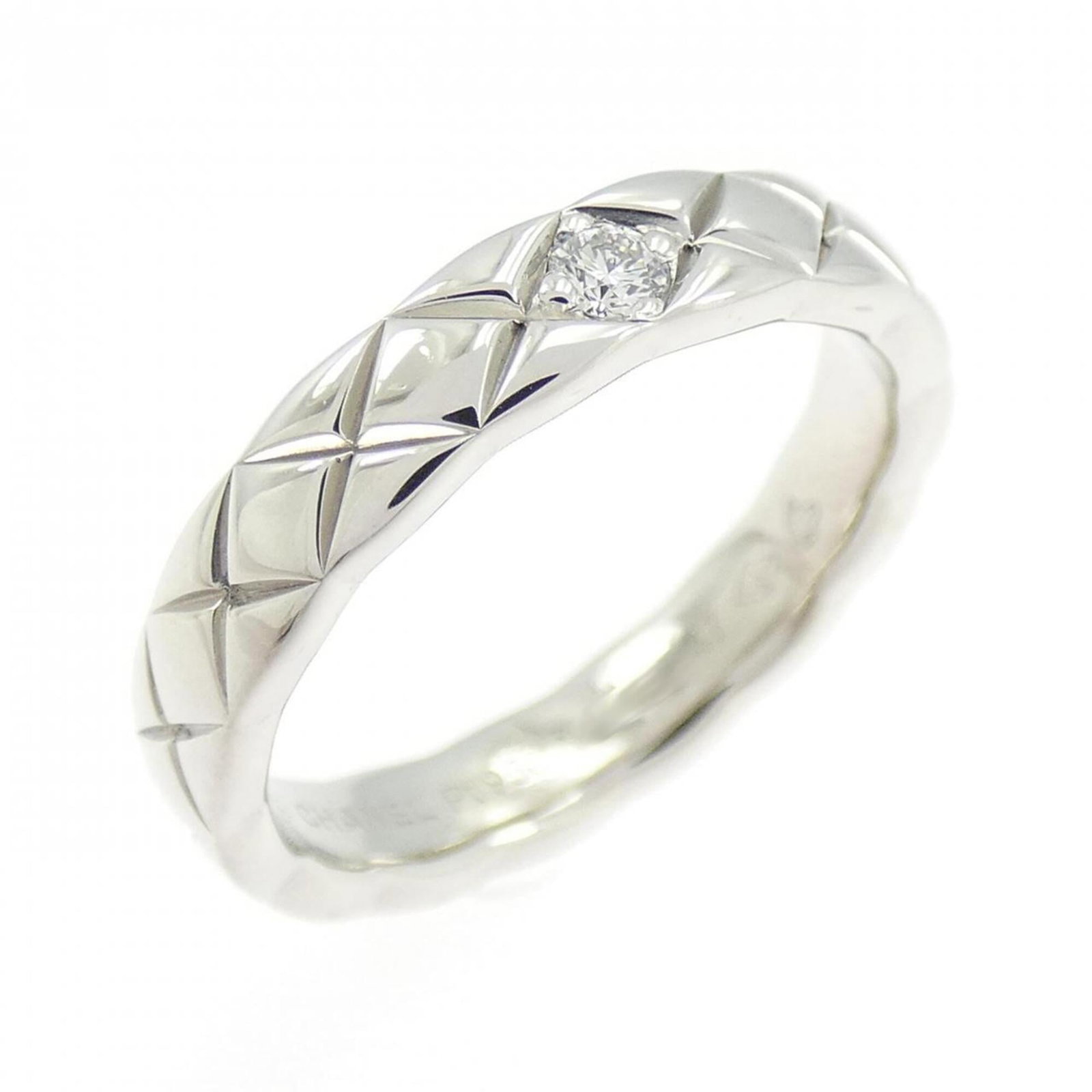 Crush medium ring of Coco Chanel: Crush medium ring of Coco Chanel This platinum ring features a medium-sized Coco Chanel design in silver, showcasing the brand's signature style. The item bears some signs of usage, including minor sc