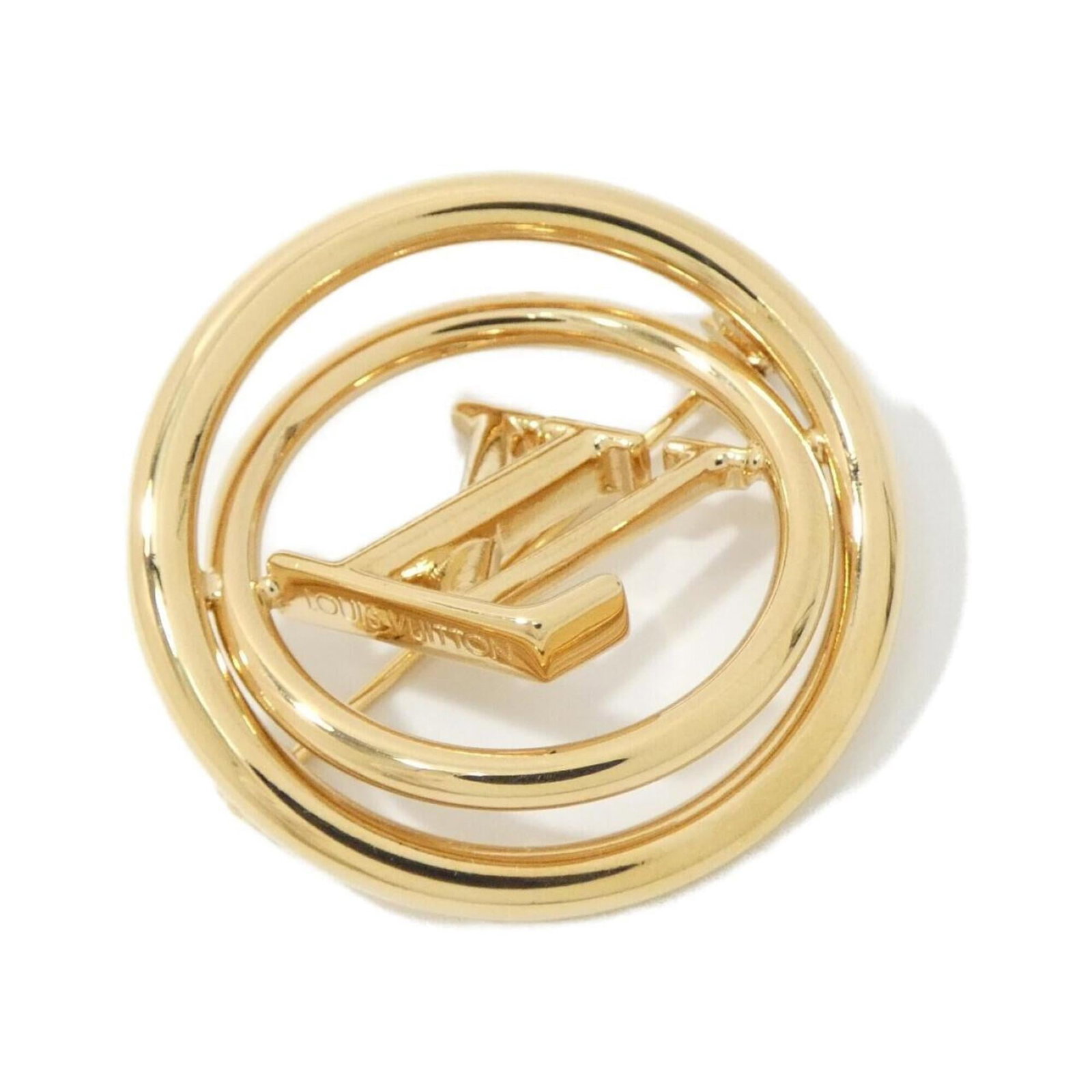 Vuitton Louis Brooch: Vuitton Louis Brooch This Louis Vuitton brooch boasts a classic gold design, measuring 4cm x 4cm. With its signature style and subtle signs of wear, it showcases the timeless elegance of Louis Vuitton