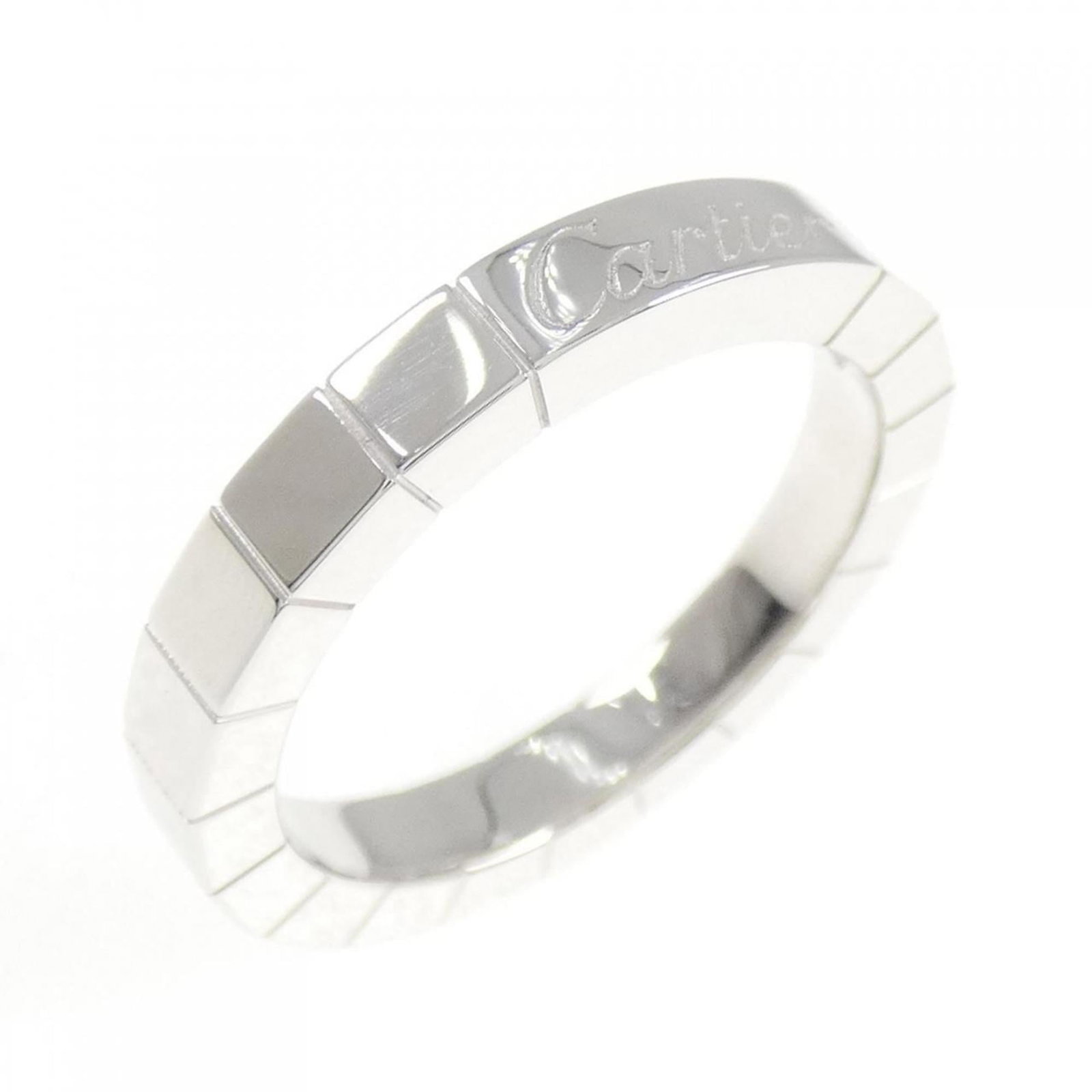 White Gold Cartier Band Ring 18K: White Gold Cartier Band Ring 18K White Gold Cartier Band Ring 18K features an 18K white gold band, characteristic of the luxury brand. This used item bears a signature and has hardly any traces of
