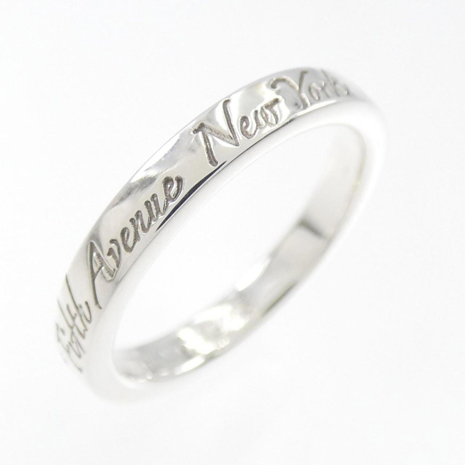 Tiffany Band Ring Silver 925: Tiffany Band Ring Silver 925 Silver band ring from Tiffany, made with 925 sterling silver. The ring features a subtle width of 2.6mm and weighs approximately 2.3g. In very good condition, it shows