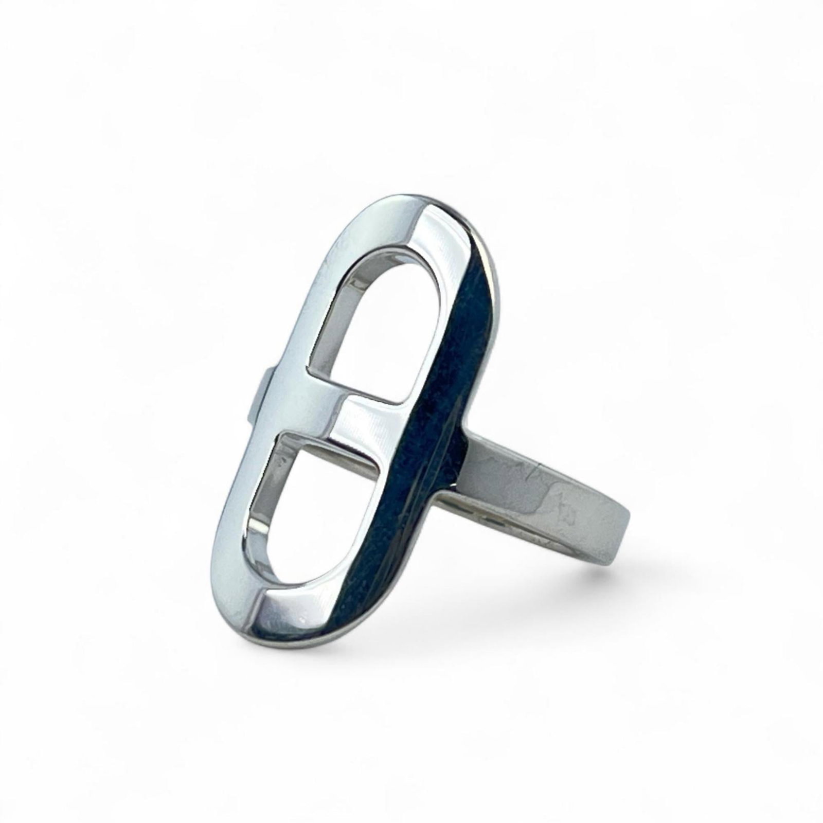 Ring Band Hermes: Ring Band Hermes Silver Ring Band from Hermes, a women's band ring with a weight of 5.43g and measuring 48 in length (US size 4.5). This item bears a signature and is in mint condition, like new. The
