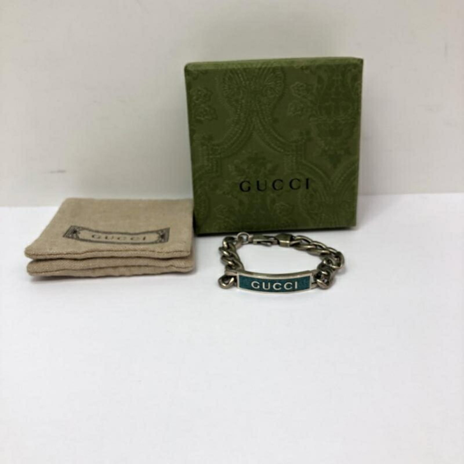Gucci charm bracelet silver: Gucci charm bracelet silver Silver charm bracelet from Gucci, featuring a classic design with subtle scratches and signs of use. The 16cm length provides a comfortable fit for everyday wear. This pre-