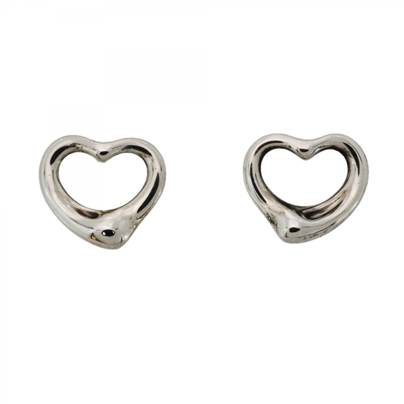 Silver 925 stud earrings by Tiffany: Silver 925 stud earrings by Tiffany Silver 925 stud earrings by Tiffany, featuring a classic design with subtle details, are available for purchase. These used earrings show signs of gentle wear, incl