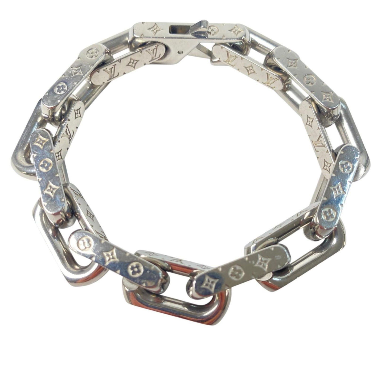 Stainless steel Louis Vuitton charm bracelet: Stainless steel Louis Vuitton charm bracelet Stainless steel Louis Vuitton charm bracelet, featuring the iconic monogram pattern, showcases a sleek silver finish and durable construction. The 17cm