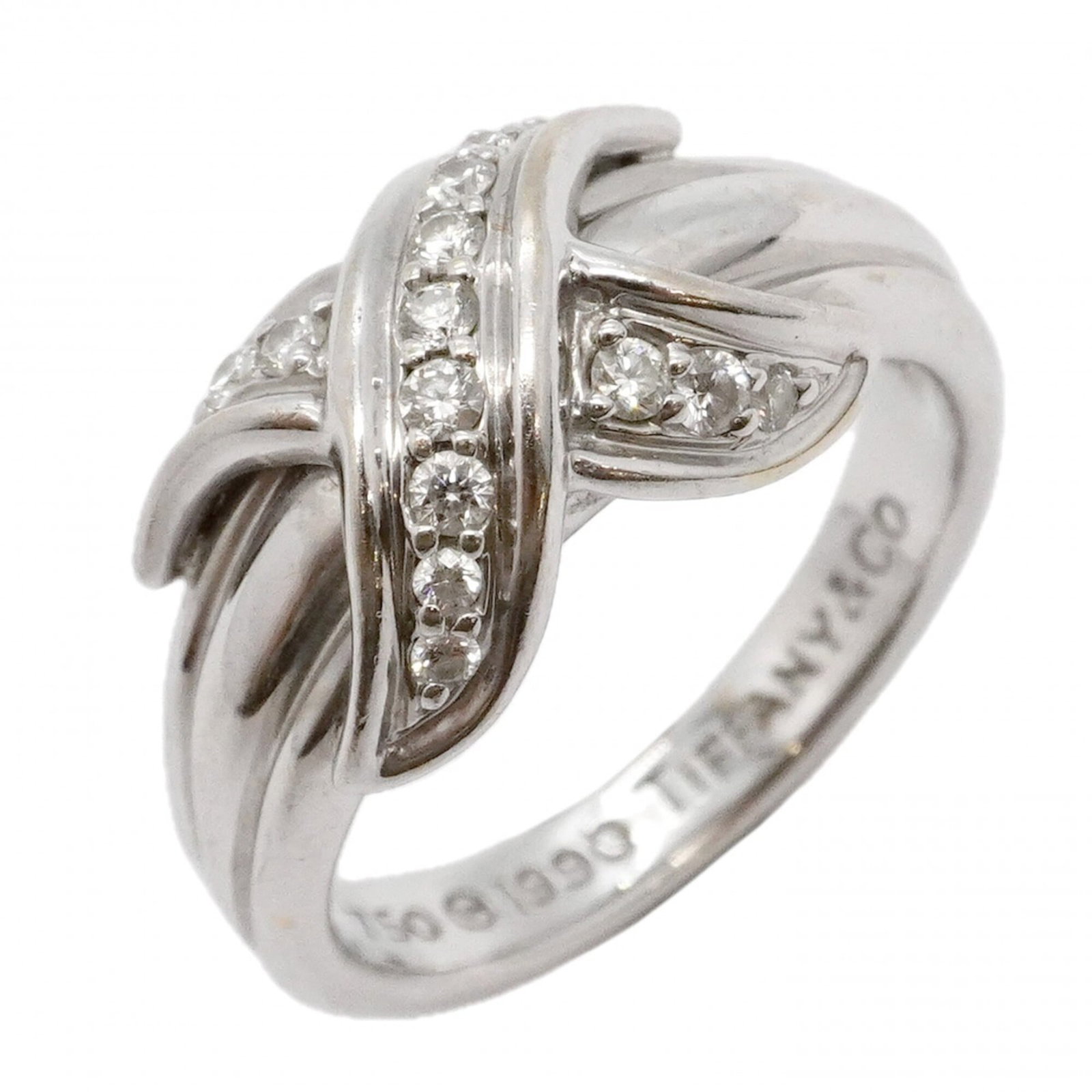 Tiffany Band Ring White Gold (18K): Tiffany Band Ring White Gold (18K) Tiffany's iconic band ring in white gold (18K) features a diamond stone, adding a touch of elegance to any outfit. This used ring shows signs of wear, with traces of
