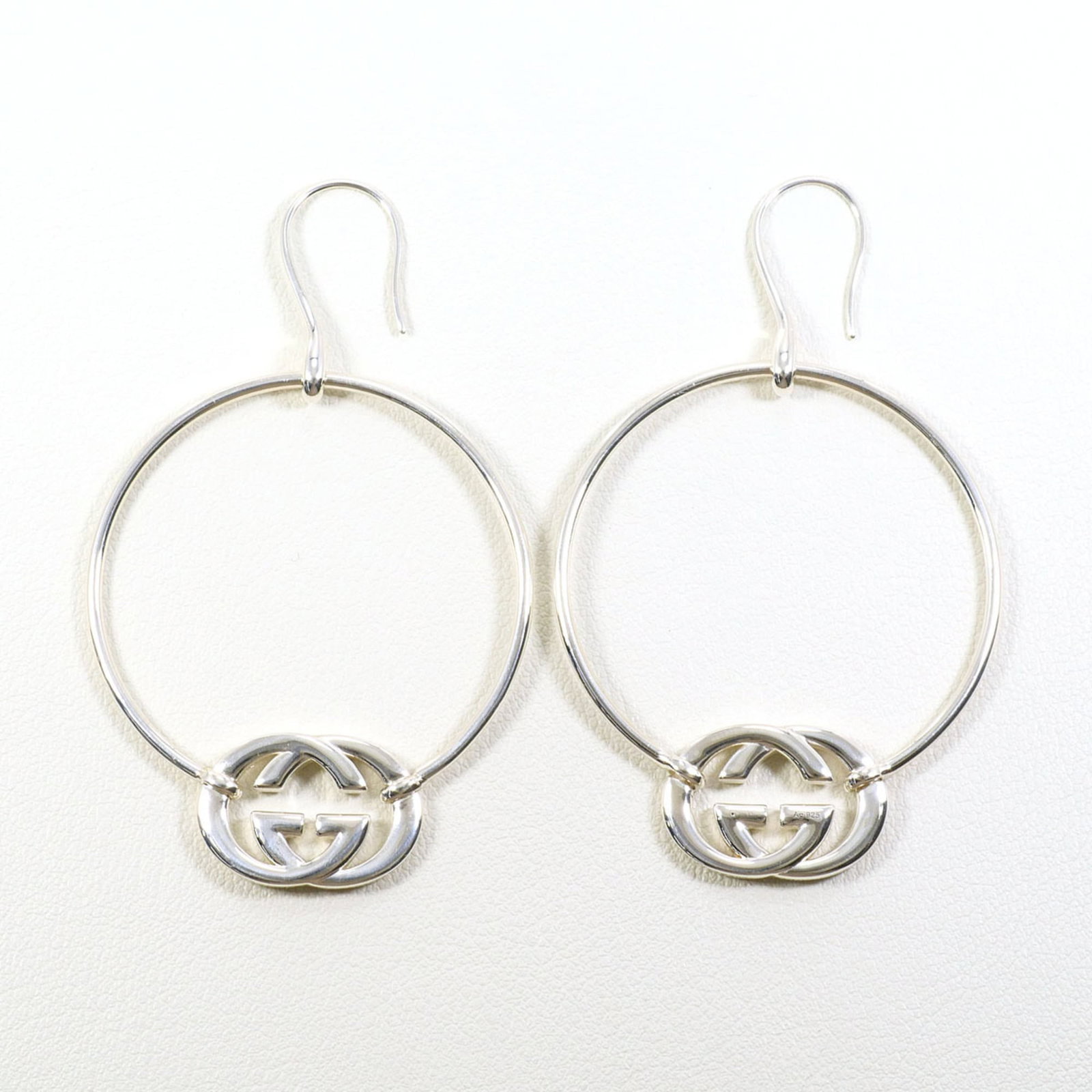 Gucci Drop Earrings Silver 925: Gucci Drop Earrings Silver 925 Silver 925 Gucci Drop Earrings in mint condition, weighing 10.6g. Made from high-quality silver, these earrings showcase the iconic Gucci brand. Used but like new, they