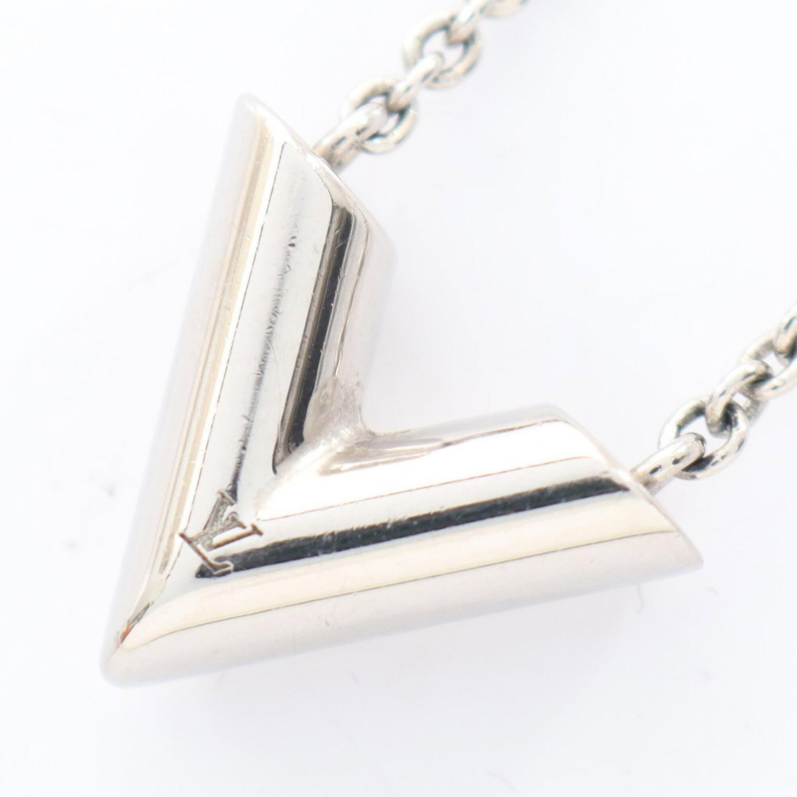 Louis Vuitton Essential V Necklace Stainless Steel Women'S Silver Tone M63197 (1 of 8)