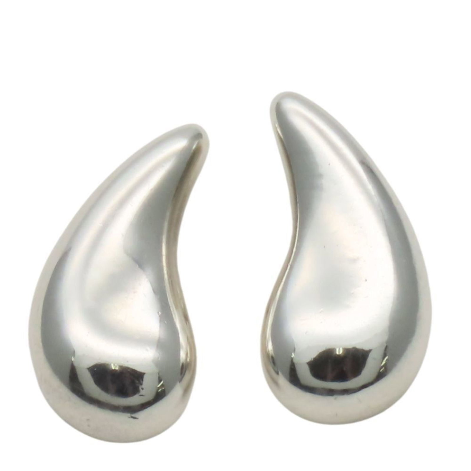 Drop earrings silver 925 by Tiffany: Drop earrings silver 925 by Tiffany Silver drop earrings by Tiffany, featuring a classic design in sterling silver 925. The earrings have a subtle size of 10.00mm x 5.00mm and show signs of usage