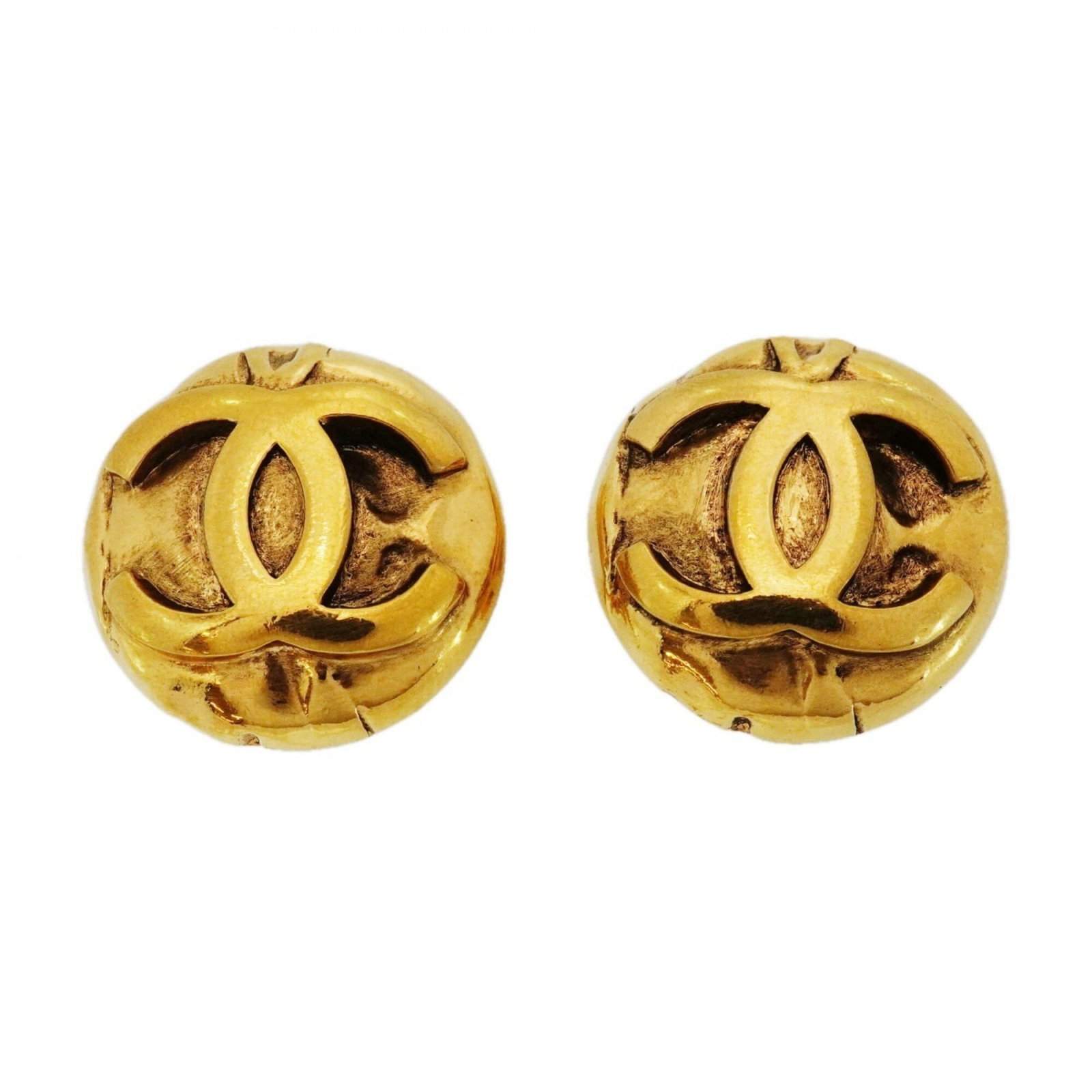 Clip earrings gold plating by Chanel: Clip earrings gold plating by Chanel Gold plating by Chanel, these clip earrings feature a classic design with subtle details. Traces of usage and minor scratches can be seen on the gold plating, indi