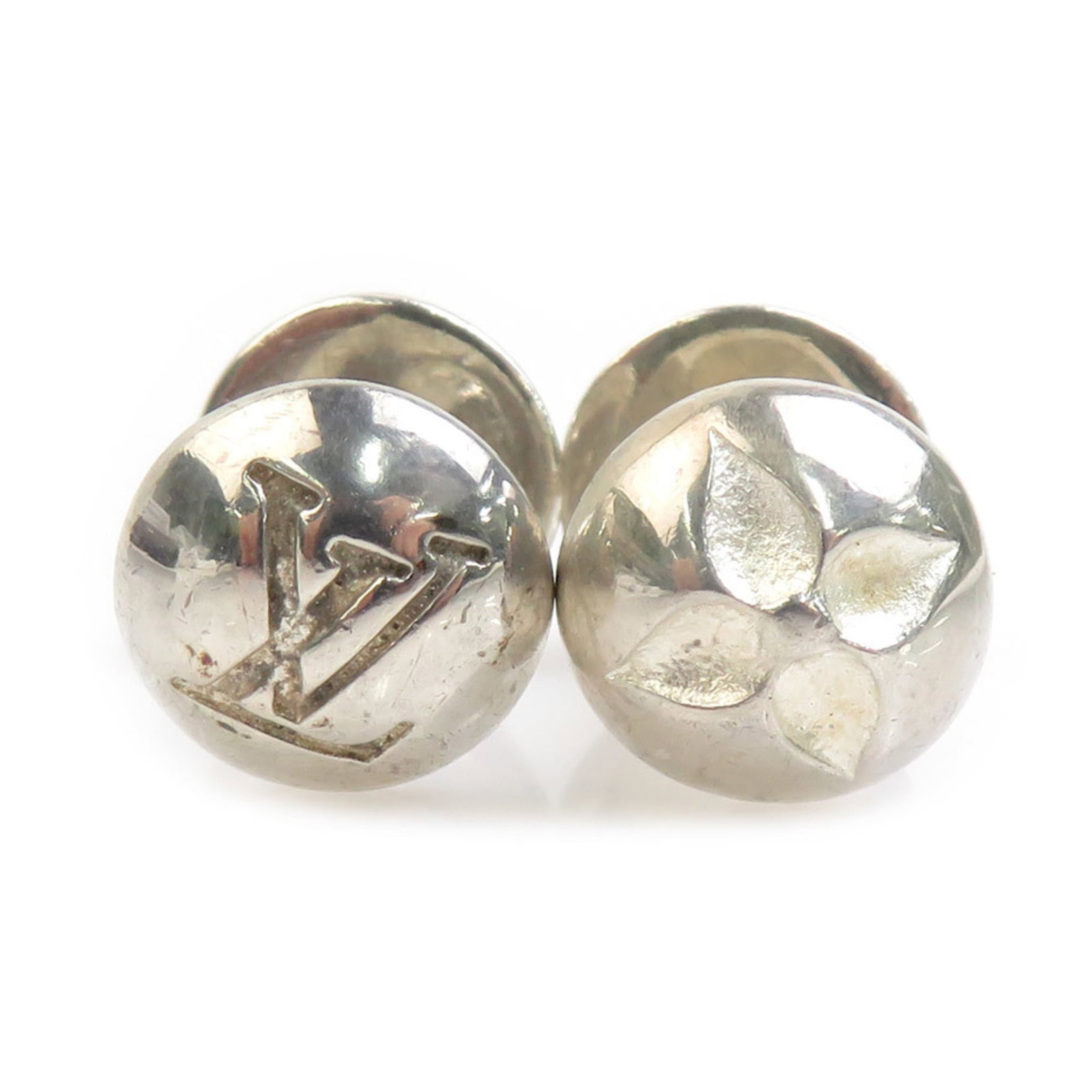 Metal Cufflinks Louis Vuitton: Metal Cufflinks Louis Vuitton Bordeaux and silver metal cufflinks from Louis Vuitton, bearing traces of usage with minor scratches and dirt. Made in the iconic 12mm x 12mm size. Used condition, genera