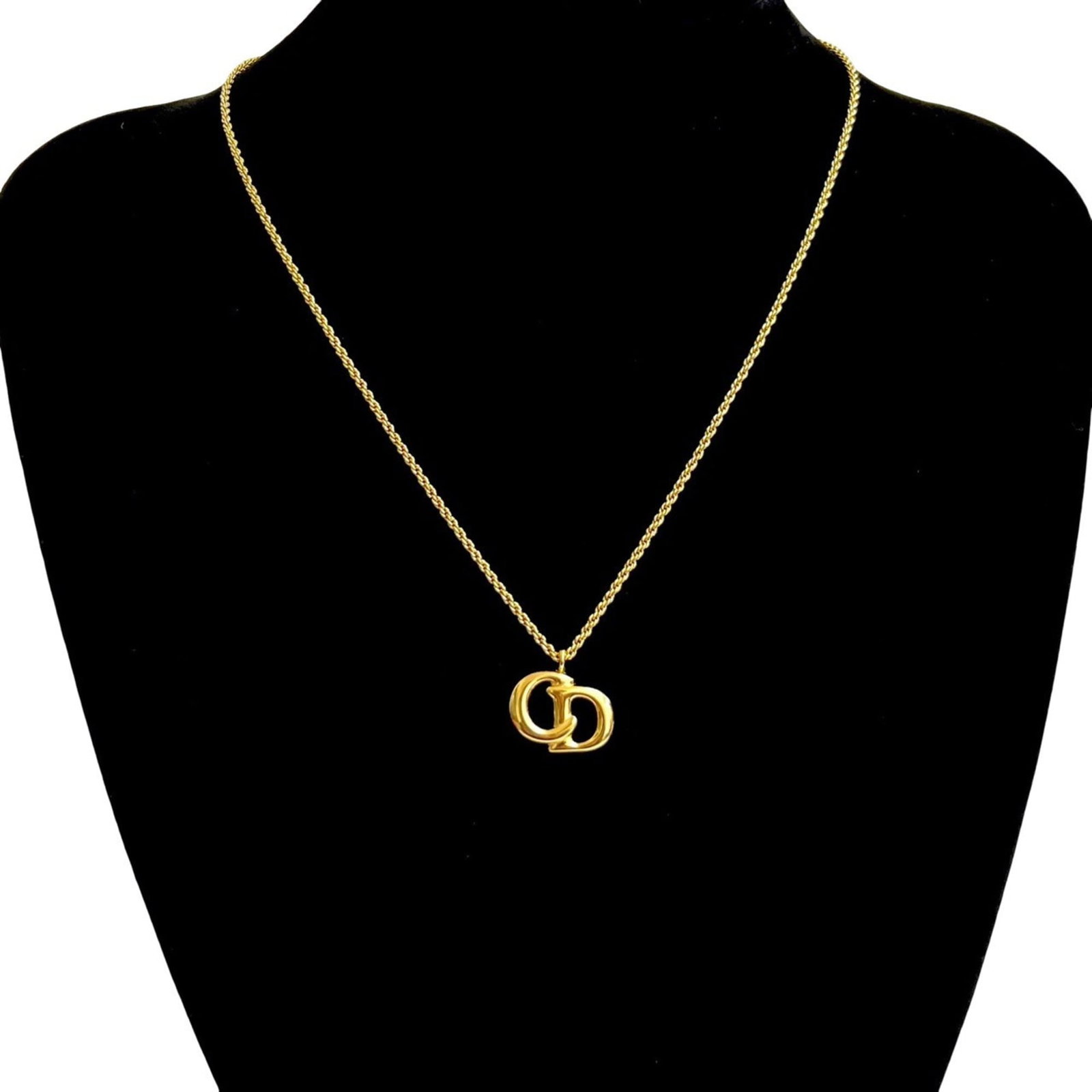 Christian Dior Vintage CD Logo Gp Gold Necklace Chain Pendant 23705: Christian Dior Vintage CD Logo Gp Gold Necklace Chain Pendant 23705 Gold Plating CD Logo Pendant Necklace from Christian Dior, featuring a 12mm x 17mm pendant with a gold plating chain and adjustable