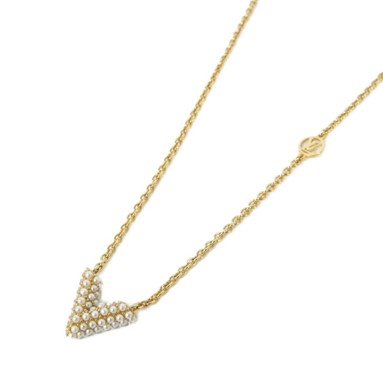 Louis Vuitton Pearl Necklace Essential Collier M68358: Louis Vuitton Pearl Necklace Essential Collier M68358 The Louis Vuitton Pearl Necklace Essential Collier M68358 boasts a timeless design with its gold and white pearl pendant, perfectly suited for