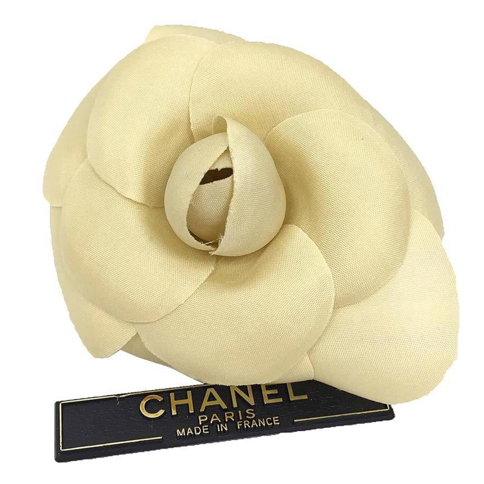 Corsage Chanel: Corsage Chanel Used Chanel Corsage in Beige/Ivory, bearing a few traces of usage and minor scratches/dirt, remains in very good condition. The corsage features the iconic Chanel design, showcasing its