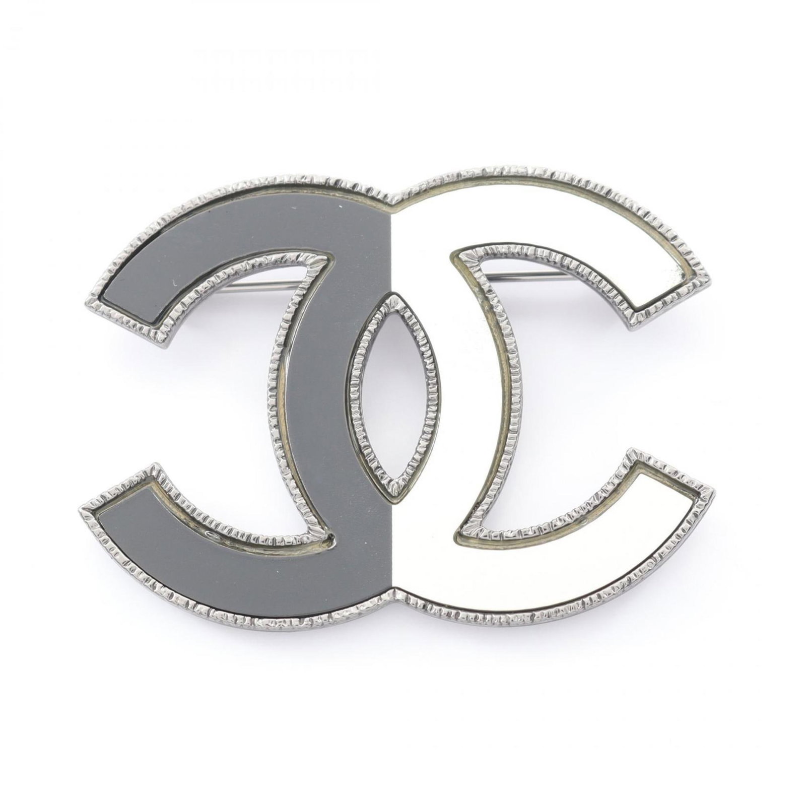 Steel Brooch Chanel: Steel Brooch Chanel Steel brooch from Chanel, featuring black, silver, and white designs in stainless steel. The brooch shows some traces of usage with a few scratches and dirt, but remains in very