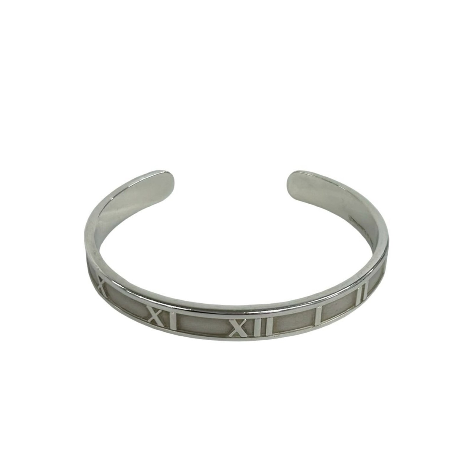 Silver Bangle Tiffany: Silver Bangle Tiffany Silver Bangle Tiffany bears the signature of its creator, adding a touch of elegance to any outfit. Made from high-quality silver 925, this bangle features a classic design that 