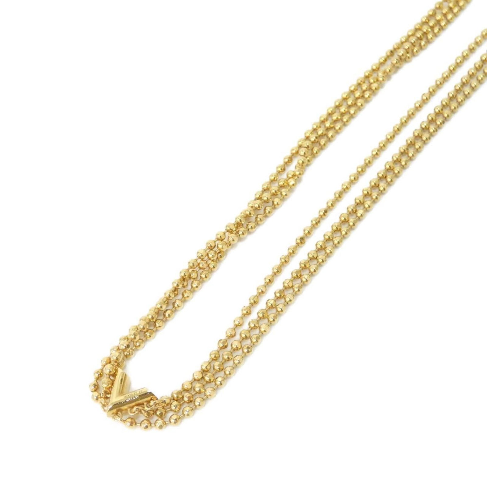 Skin Essential V M00635 Louis Vuitton Necklace: Skin Essential V M00635 Louis Vuitton Necklace Gold Louis Vuitton Necklace with 10mm x 10mm Pendant, suitable for neck circumferences between 37 cm - 42 cm. The necklace features a few traces of