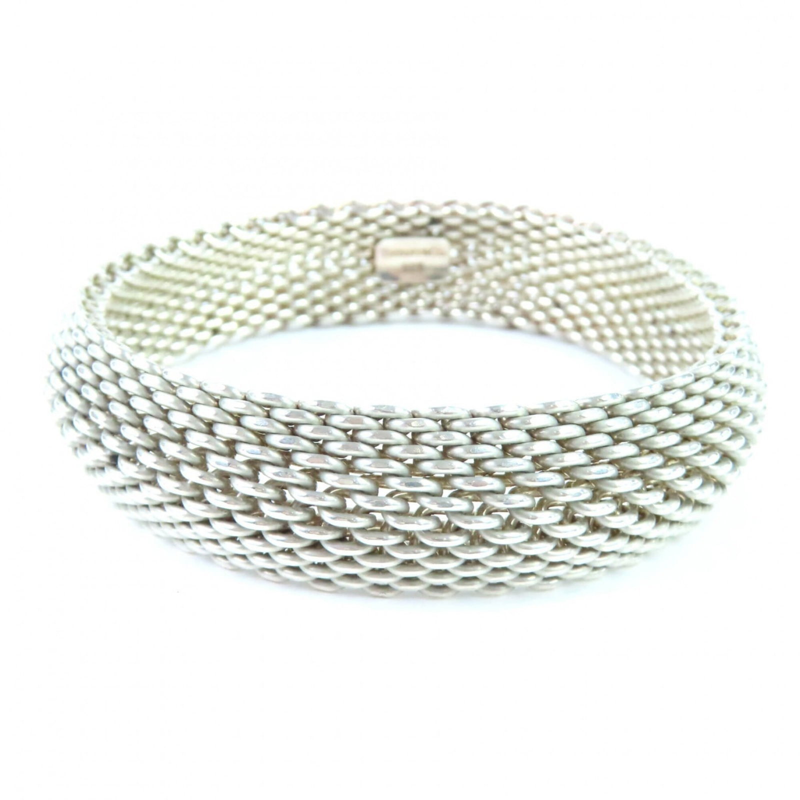 Silver Bangle Tiffany: Silver Bangle Tiffany Silver Bangle Tiffany bears a signature, made from high-quality silver 925 material and crafted with attention to detail. This elegant bangle measures 19cm in width and features