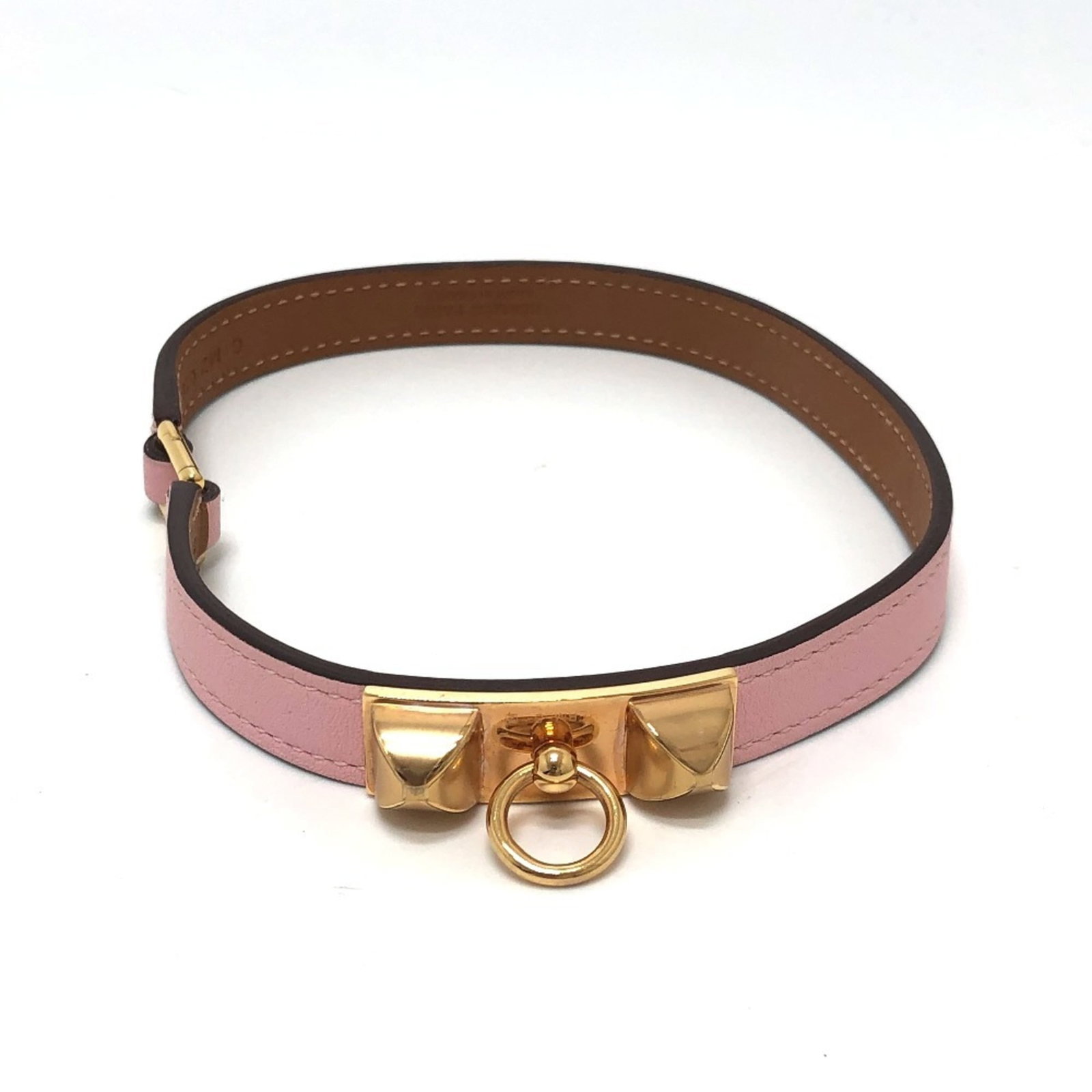 Hermes Leather Charm Swift Bracelet: Hermes Leather Charm Swift Bracelet Swift Leather Charm Bracelet in Pink, featuring the iconic Hermes design. This used charm bracelet showcases traces of usage and minor scratches, but remains in