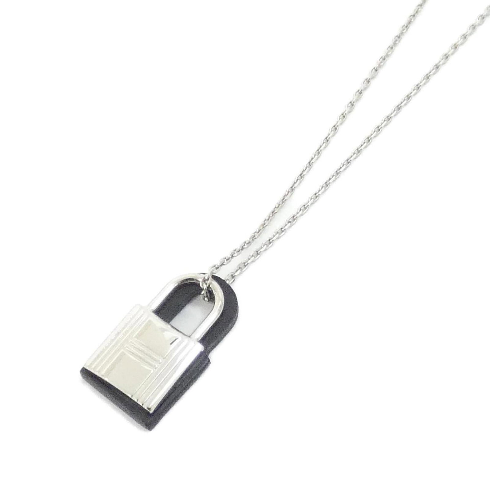 Hermes O'Kelly Pm 078852Ck Necklace: Hermes O'Kelly Pm 078852Ck Necklace The Hermes O'Kelly Pm 078852Ck Necklace boasts sleek black Swift Leather and a striking 25mm x 14mm pendant, perfect for adding a touch of sophisticated elegance