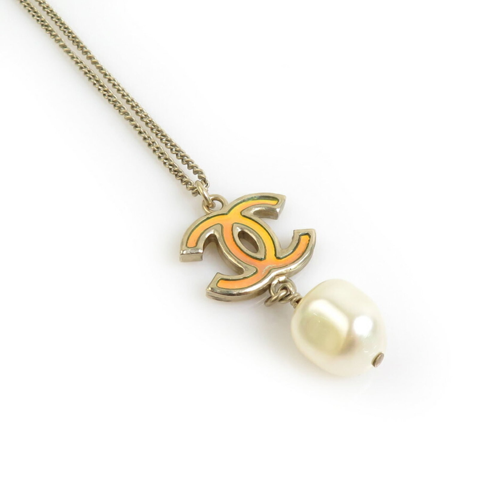 Women's faux pearl necklace in gold metal: Women's faux pearl necklace in gold metal Gold-finished faux pearl necklace with a classic design, available in a 60 cm length. The necklace bears signs of previous use, including minor scratches and 