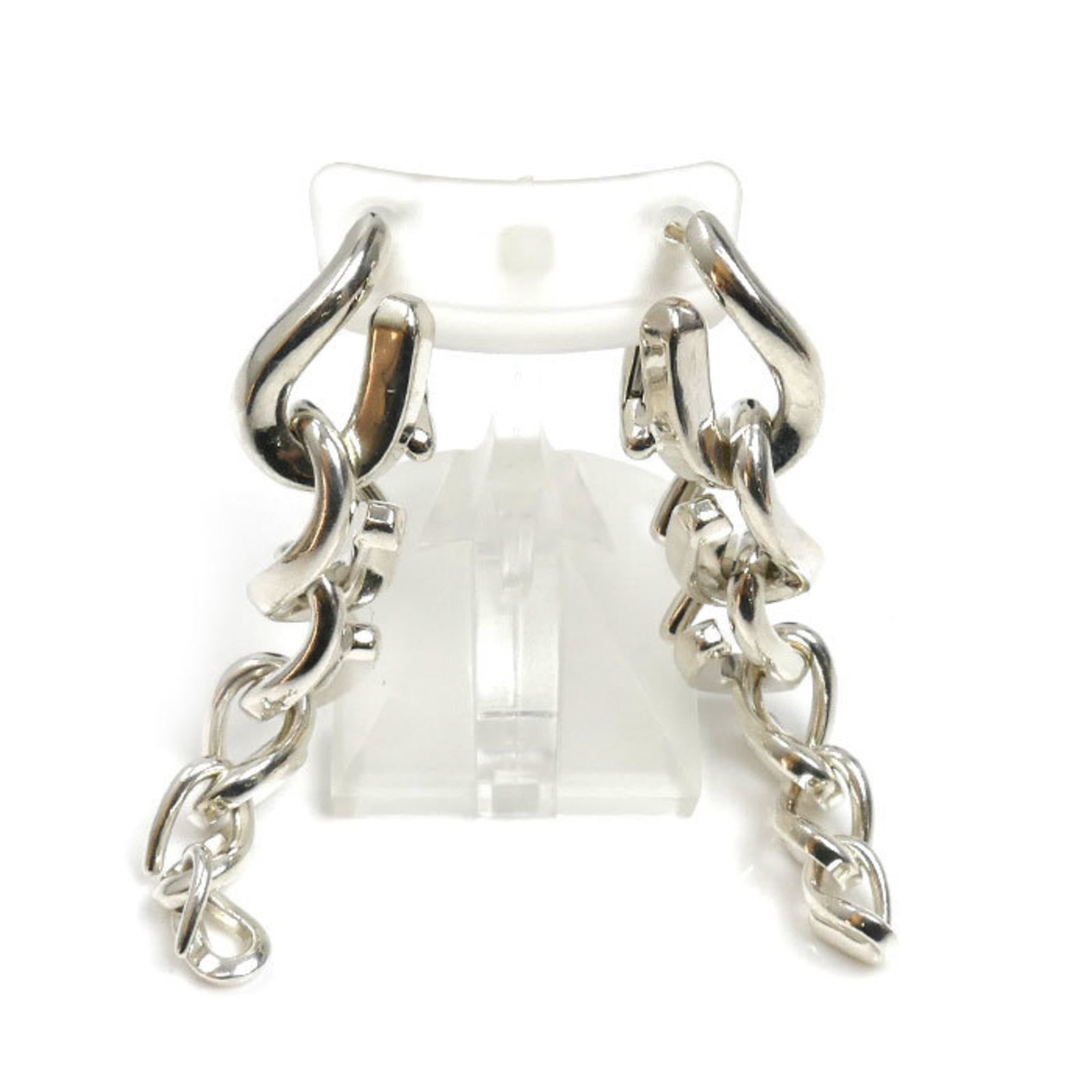 Silver 925 stud earrings by Tiffany: Silver 925 stud earrings by Tiffany Silver 925 stud earrings by Tiffany, featuring a classic design with a subtle shine, are available for purchase. Traces of usage and minor scratches can be seen on 
